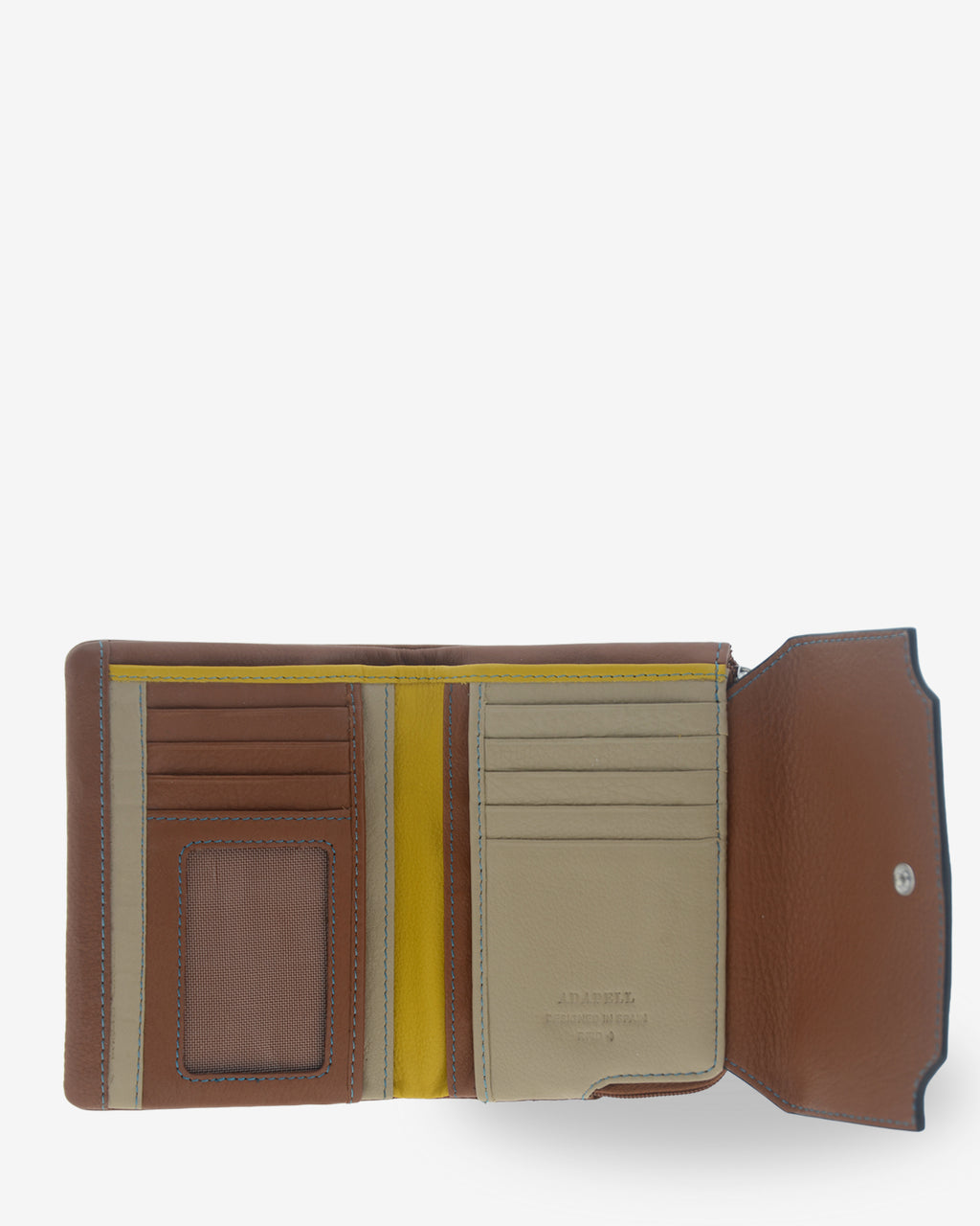 Interior abierto de la cartera pequeña de mujer Atelier en color Caramel, con 15 ranuras para tarjetas, ventana para documento de identidad y organización interior.