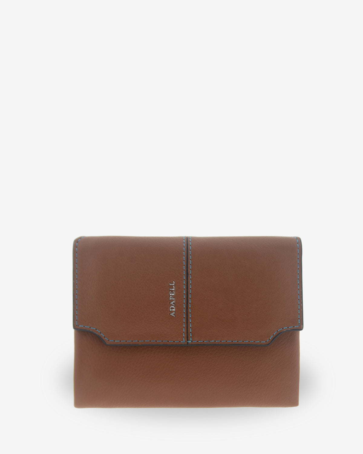 Cartera pequeña de mujer Atelier en color Caramel, vista frontal cerrada con solapa, pespuntes de contraste y logo Adapell.
