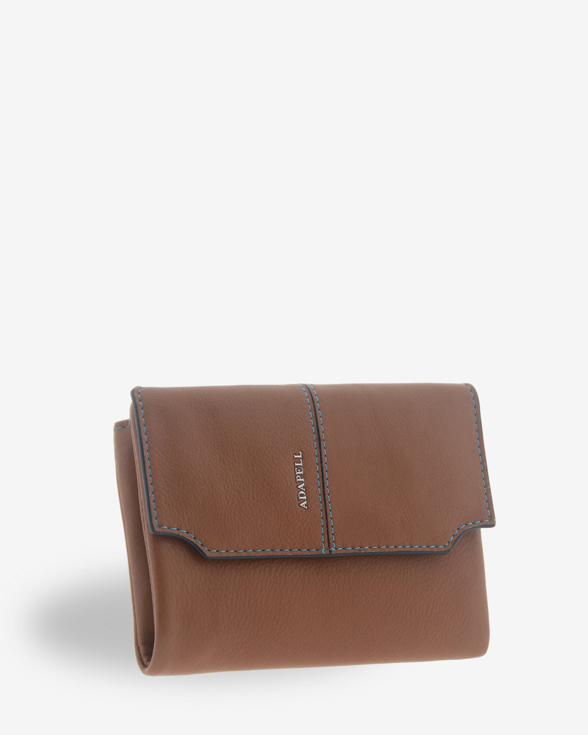 Cartera pequeña de mujer Atelier en color Caramel, vista frontal tres cuartos con solapa, pespuntes de contraste y logo Adapell metálico.
