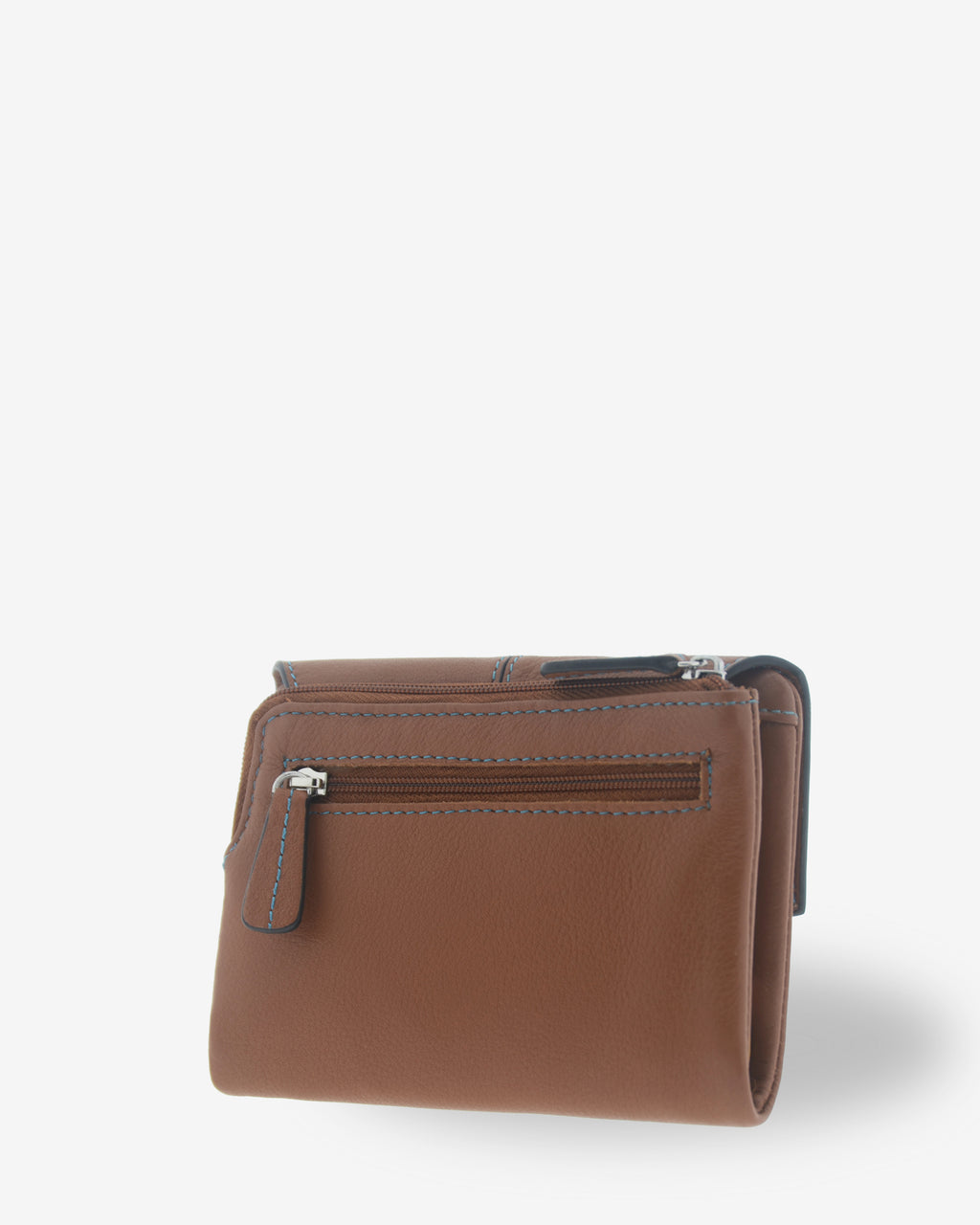 Cartera pequeña de mujer Atelier en color Caramel, vista trasera tres cuartos mostrando el monedero exterior con cremallera y la estructura flexible.