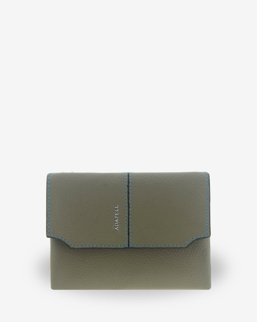 Cartera pequeña de mujer Atelier en color Verde Musgo, vista frontal cerrada con solapa, pespuntes de contraste y logo Adapell.
