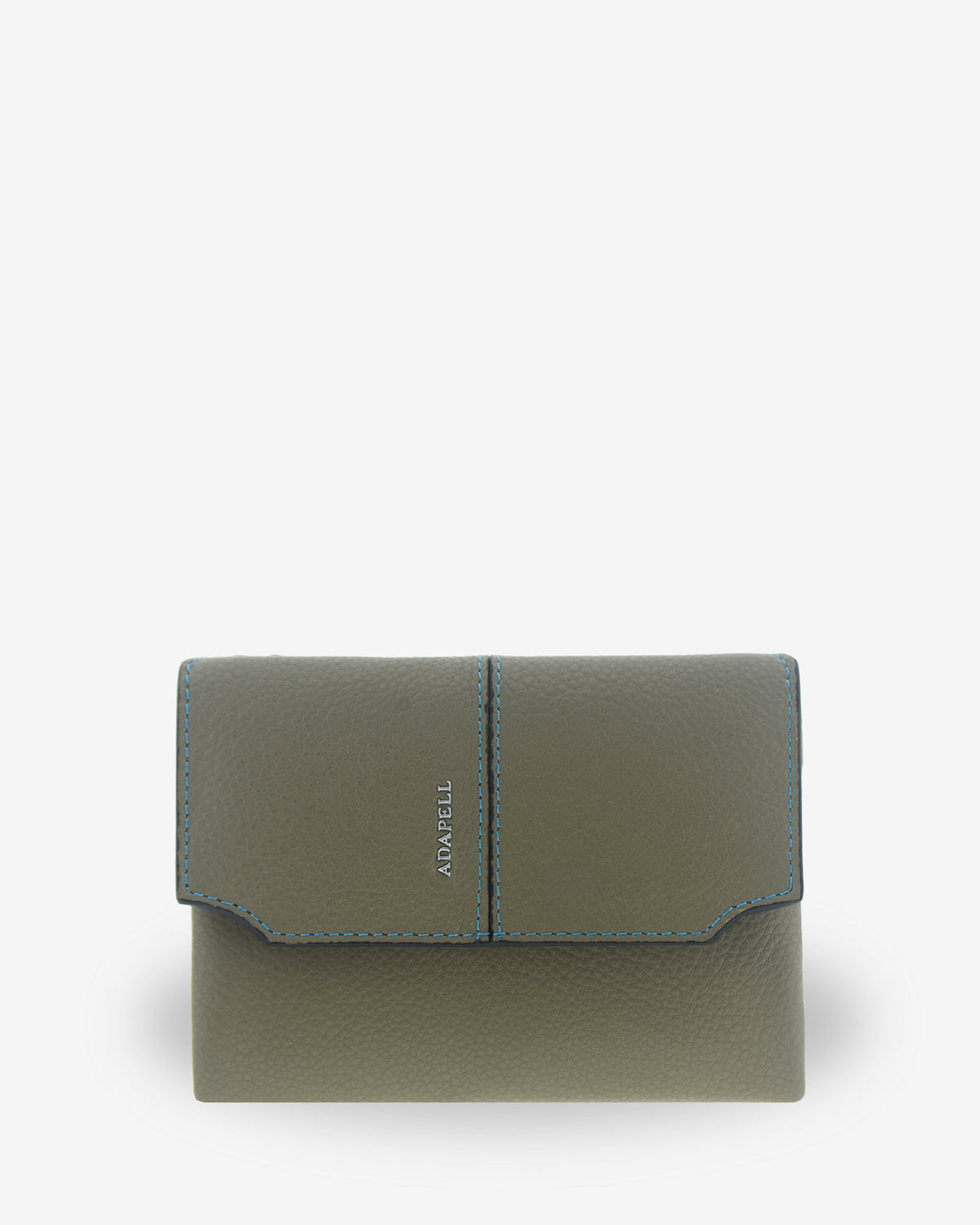 Cartera pequeña de mujer Atelier en color Verde Musgo, vista frontal cerrada con solapa, pespuntes de contraste y logo Adapell.