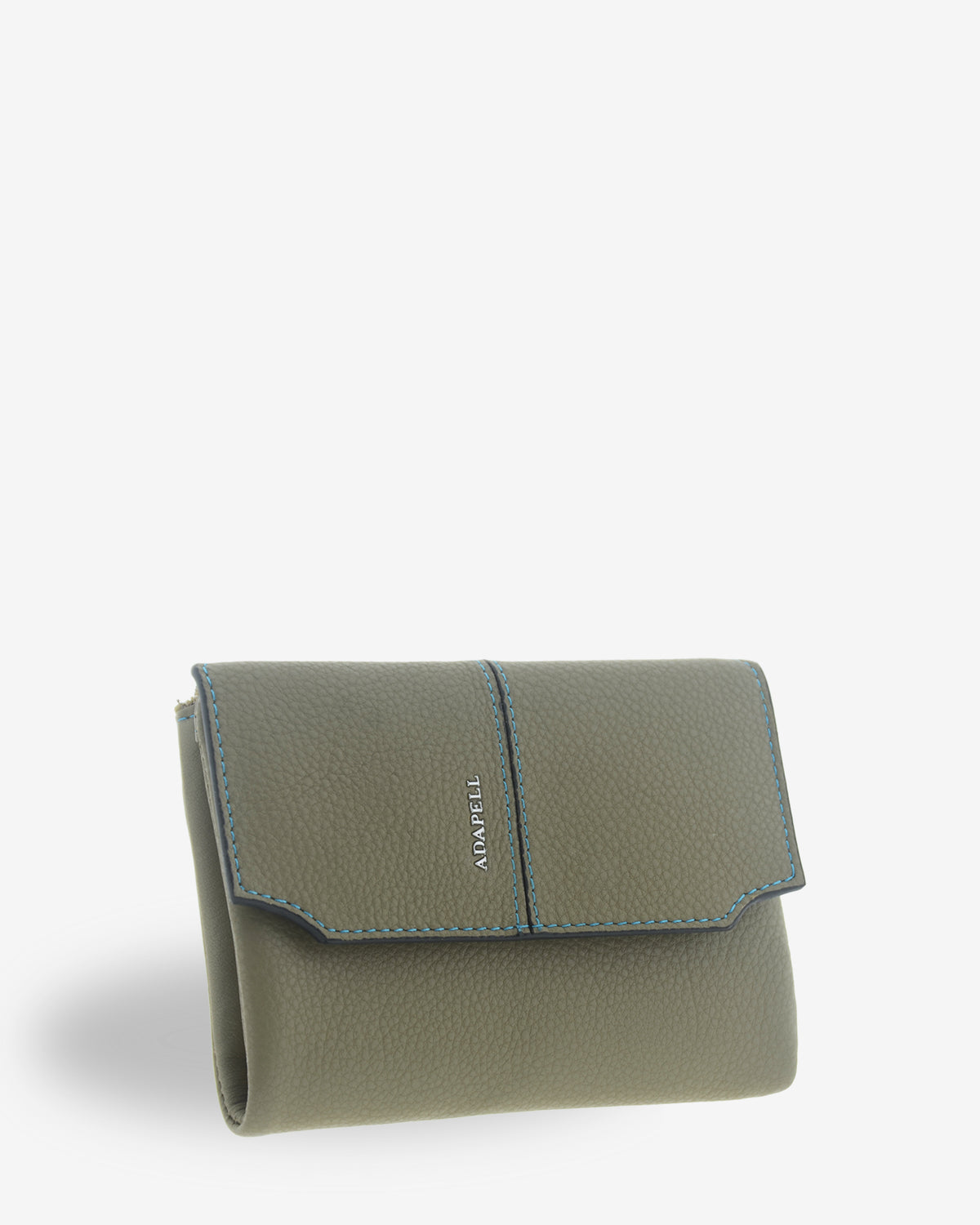 Cartera pequeña de mujer Atelier en color Verde Musgo, vista frontal tres cuartos con solapa, pespuntes de contraste y logo Adapell metálico.