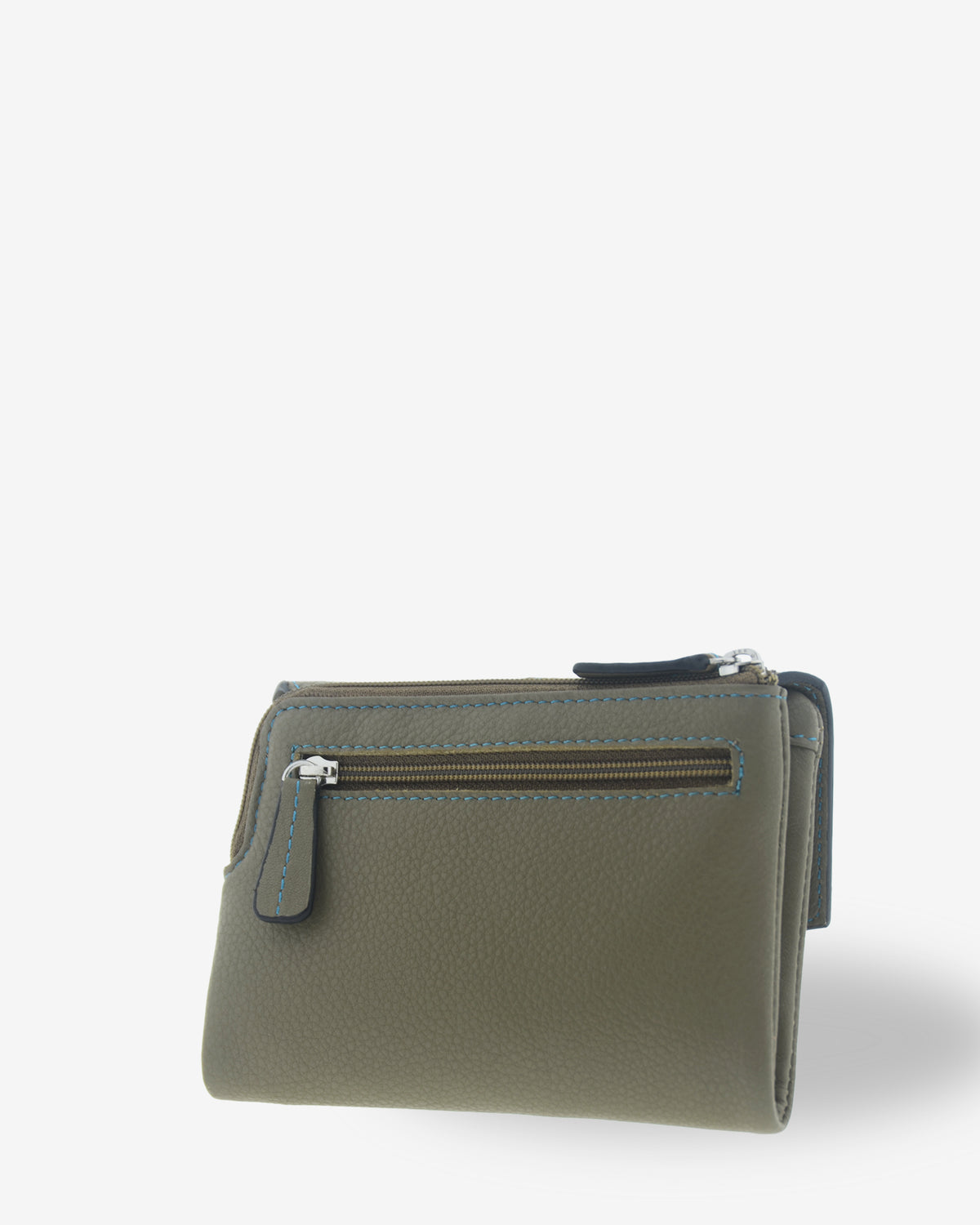 Cartera pequeña de mujer Atelier en color Verde Musgo, vista trasera tres cuartos mostrando el monedero exterior con cremallera y la estructura flexible.
