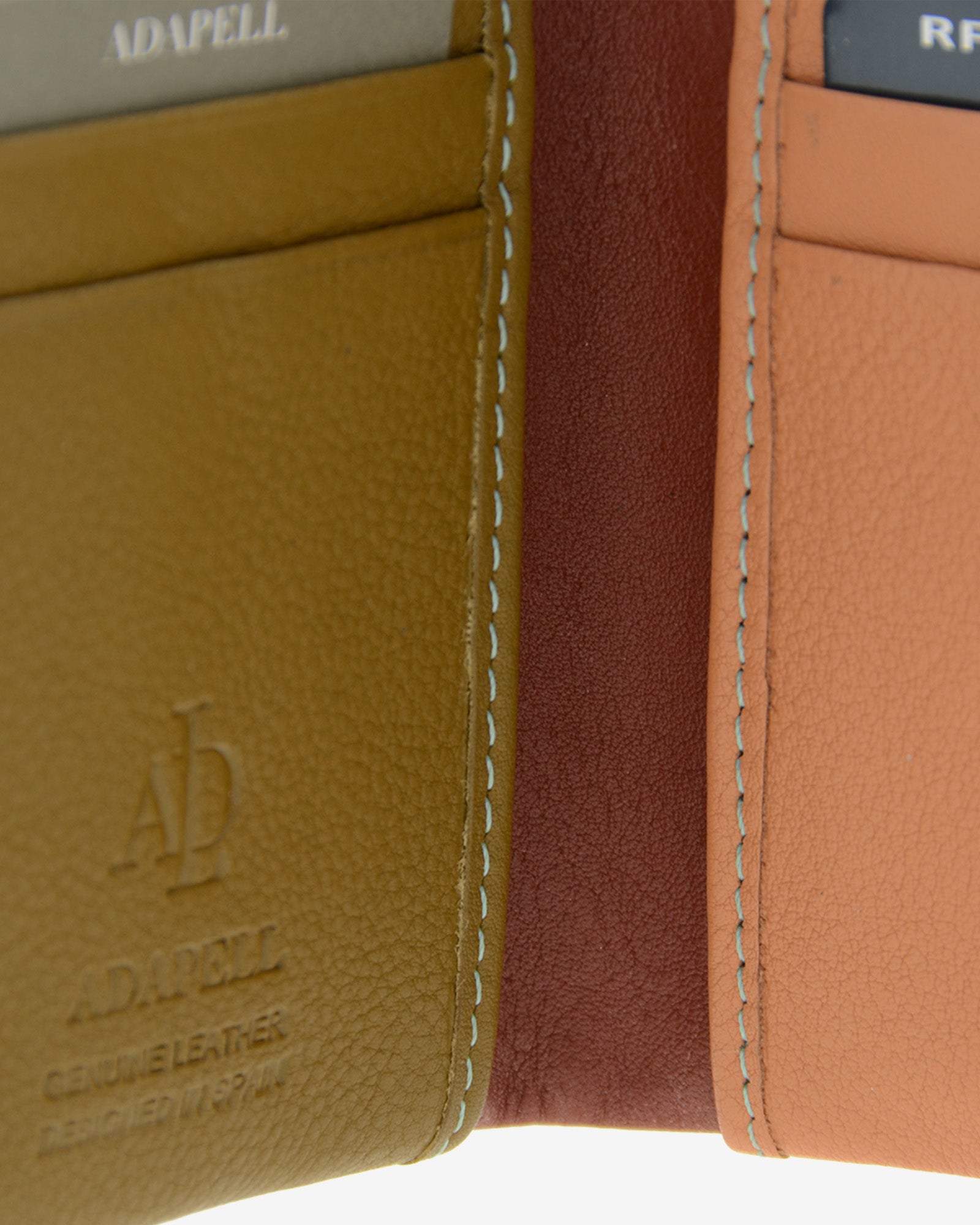 Detalle interior de la cartera Brisa en color Ámbar Ébano con piel en tonos de contraste, costuras y acabados interiores.