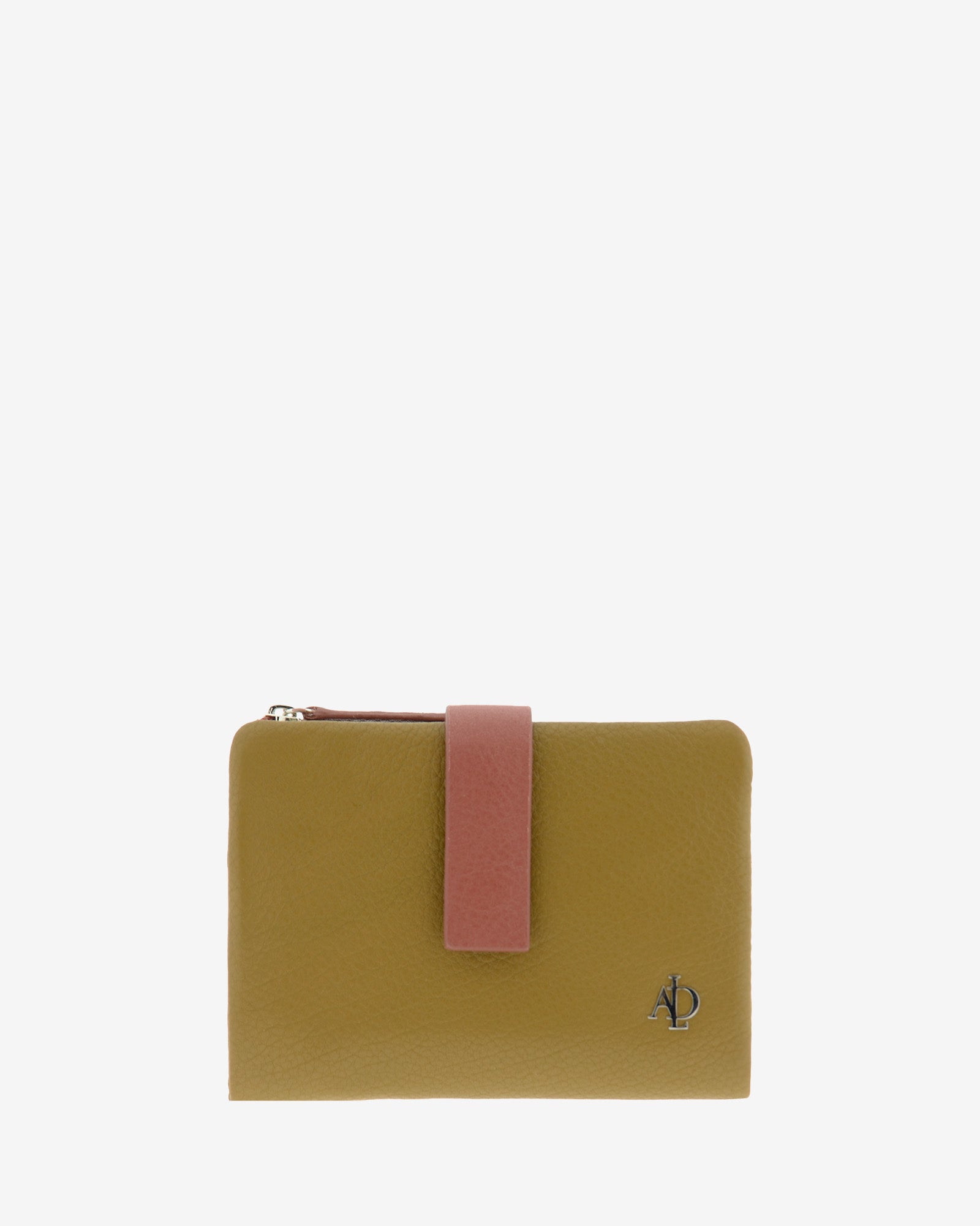 Cartera pequeña de mujer Brisa en color Ámbar Ébano, vista frontal cerrada con tira de piel en contraste y logo metálico Adapell.
