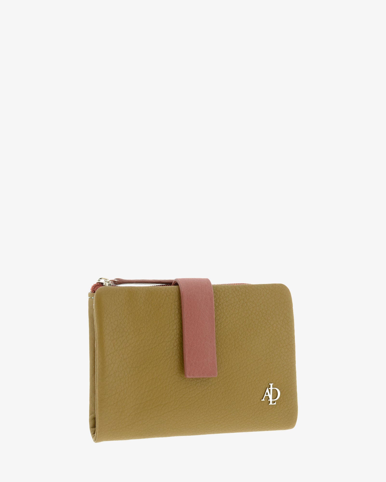Cartera pequeña de mujer Brisa en color Ámbar Ébano, vista frontal tres cuartos con tira de cierre en contraste y logo metálico Adapell.