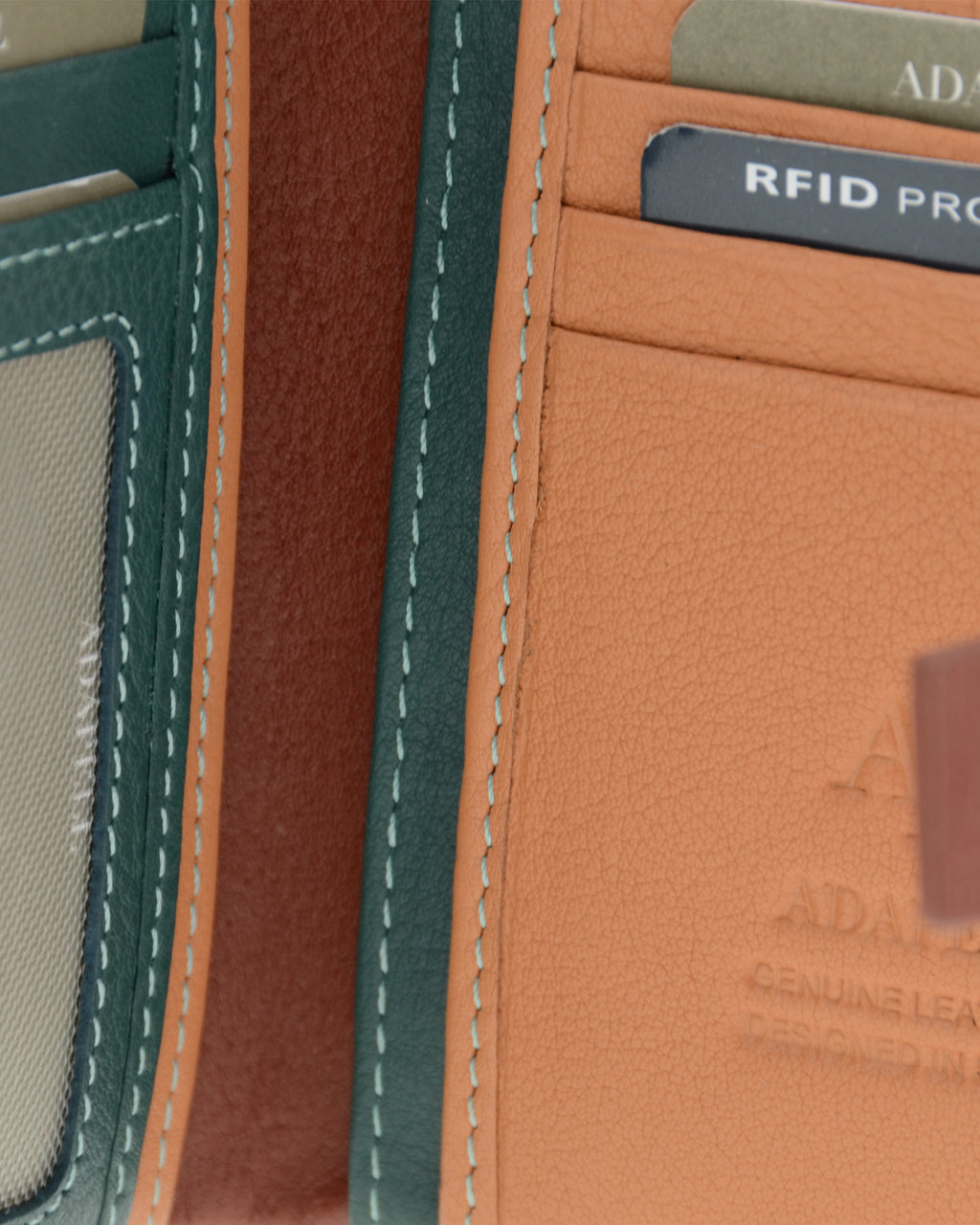 Detalle interior de la cartera Brisa en color Ocean Teal con piel en tonos de contraste, costuras y acabados interiores.