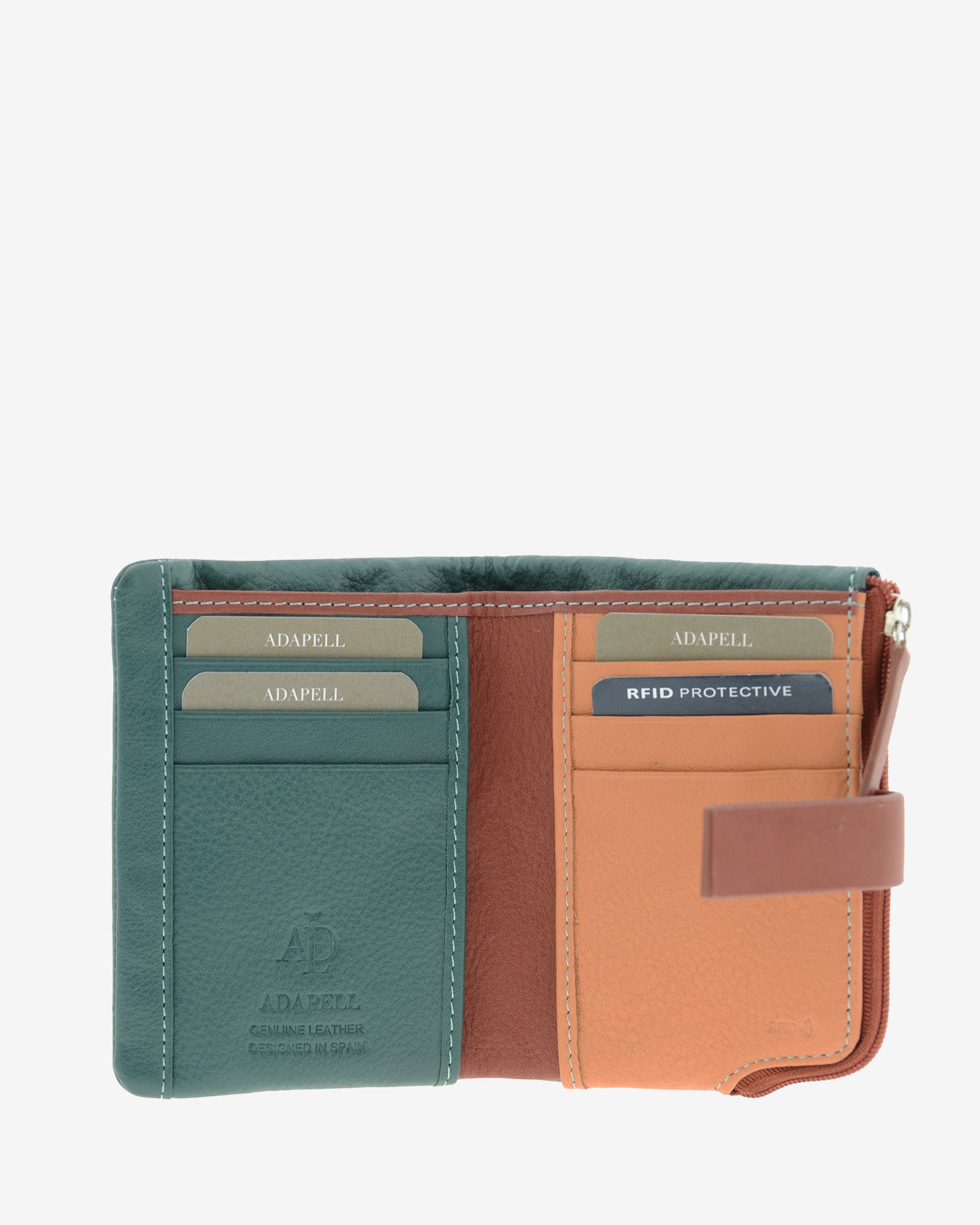 Interior abierto de la cartera pequeña Brisa en color Ocean Teal, con 6 ranuras para tarjetas distribuidas a ambos lados y cierre con tira de piel.