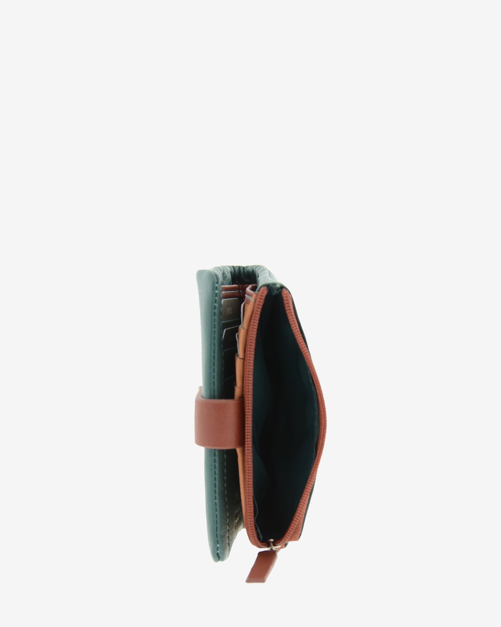 Cartera pequeña Brisa en color Ocean Teal vista de perfil, con el monedero con cremallera abierto y la organización interior visible.