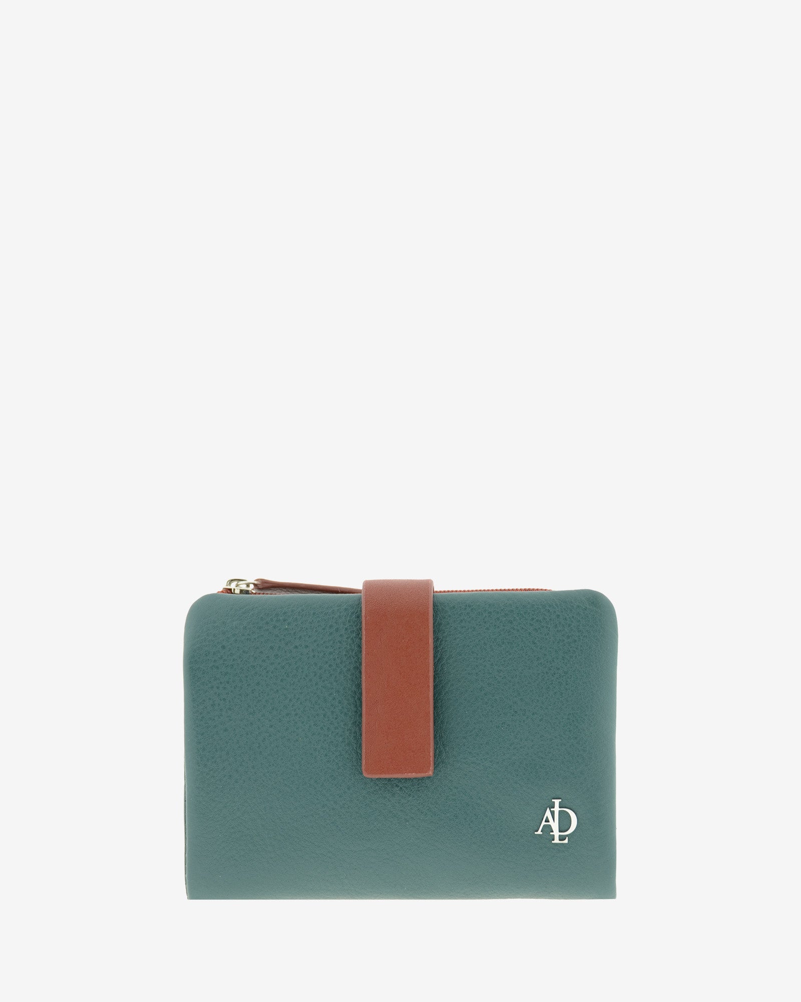 Cartera pequeña de mujer Brisa en color Ocean Teal, vista frontal cerrada con tira de piel en contraste y logo metálico Adapell.
