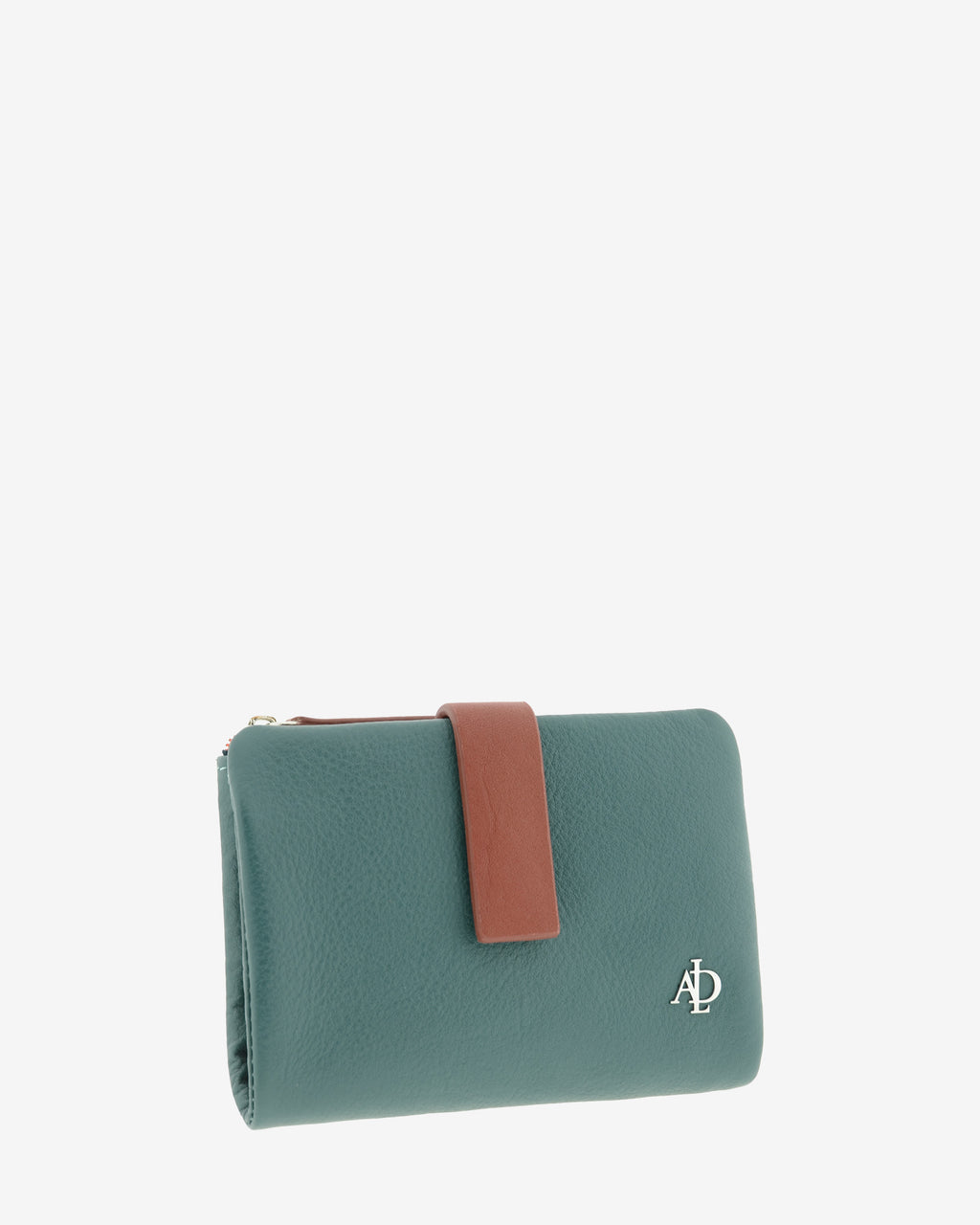 Cartera pequeña de mujer Brisa en color Ocean Teal, vista frontal tres cuartos con tira de cierre en contraste y logo metálico Adapell.