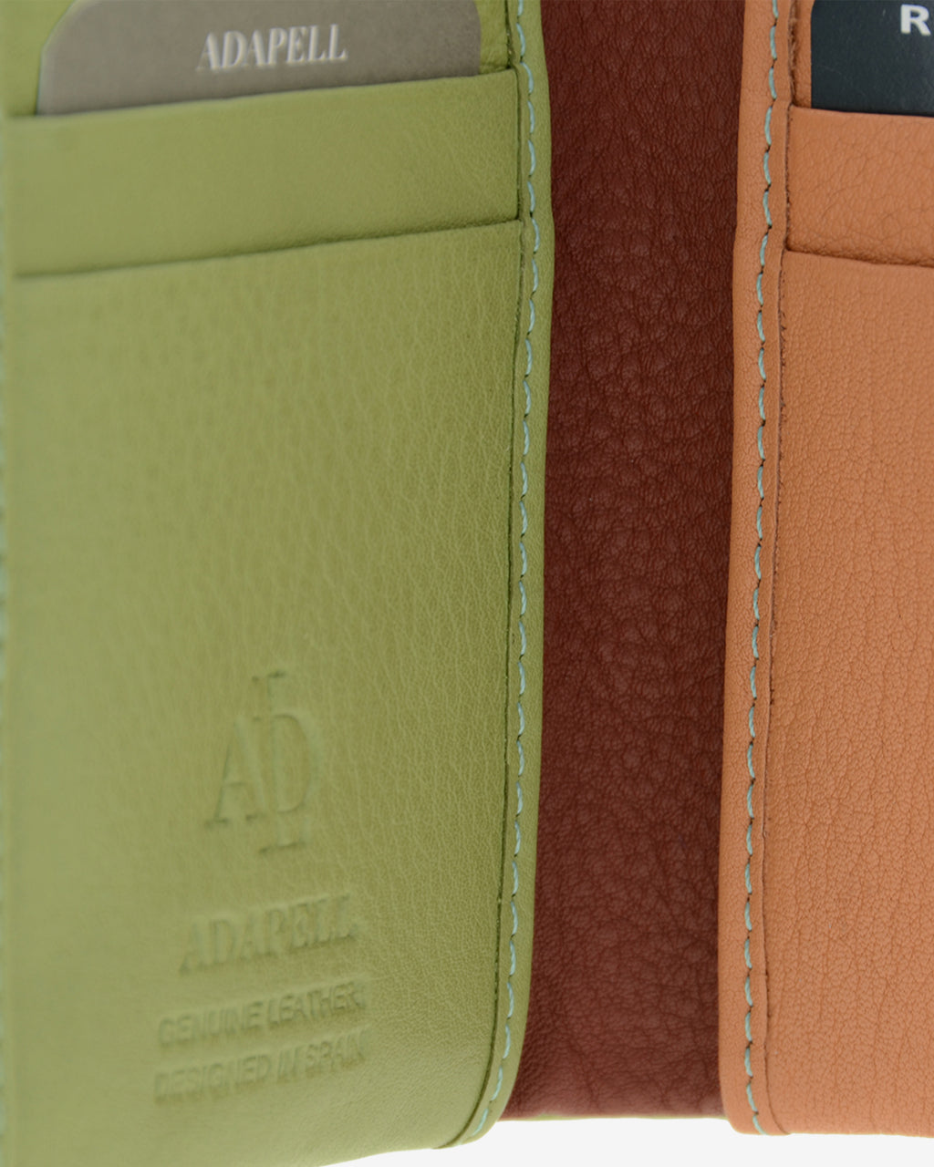 Detalle interior de la cartera Brisa en color Verde Sage con piel en tonos de contraste, costuras y acabados interiores.
