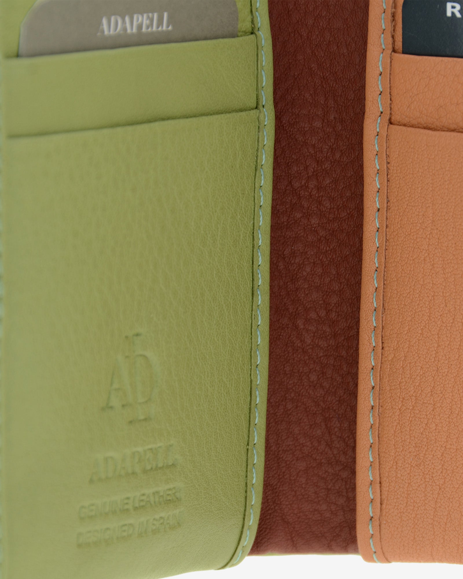 Detalle interior de la cartera Brisa en color Verde Sage con piel en tonos de contraste, costuras y acabados interiores.