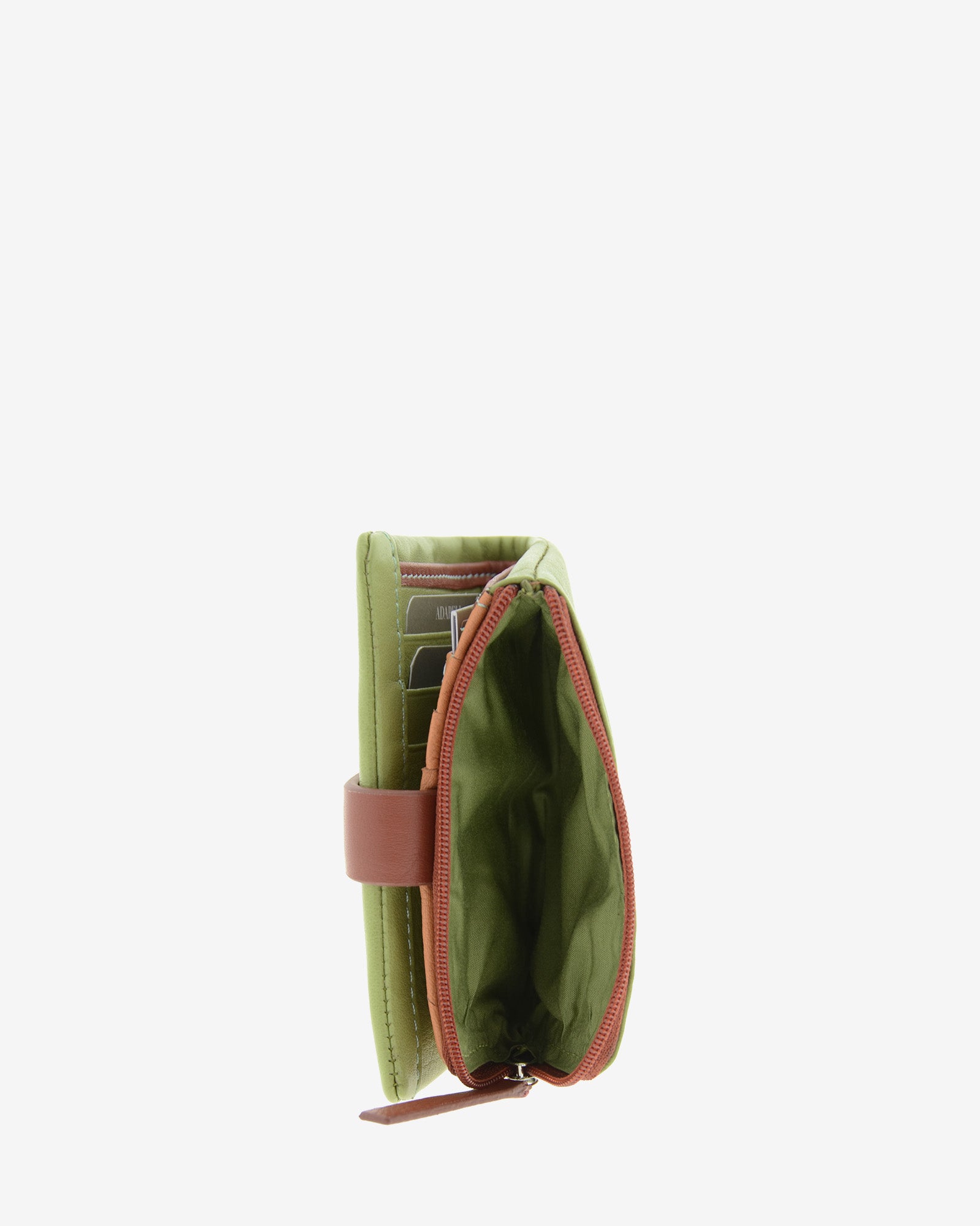 Cartera pequeña Brisa en color Verde Sage vista de perfil, con el monedero con cremallera abierto y la organización interior visible.