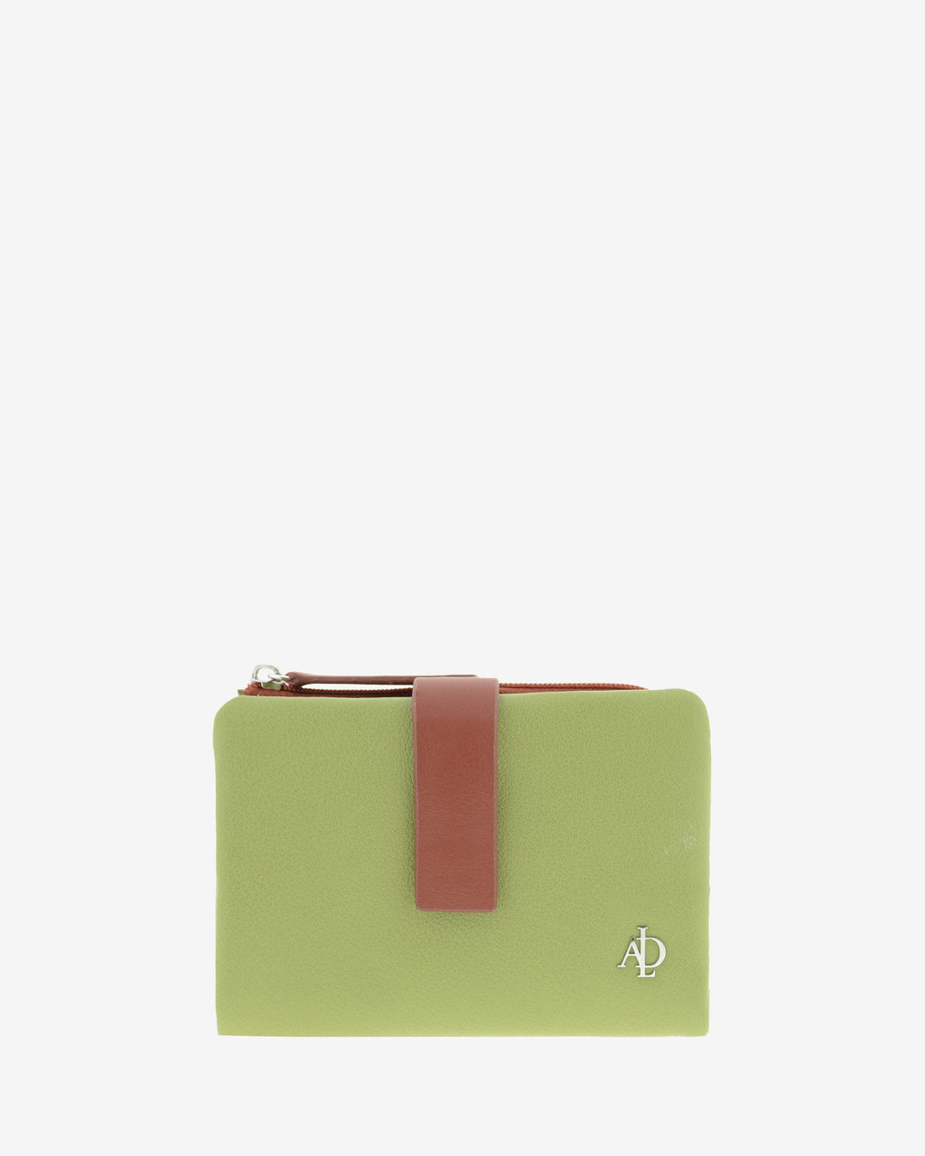 Cartera pequeña de mujer Brisa en color Verde Sage, vista frontal cerrada con tira de piel en contraste y logo metálico Adapell.