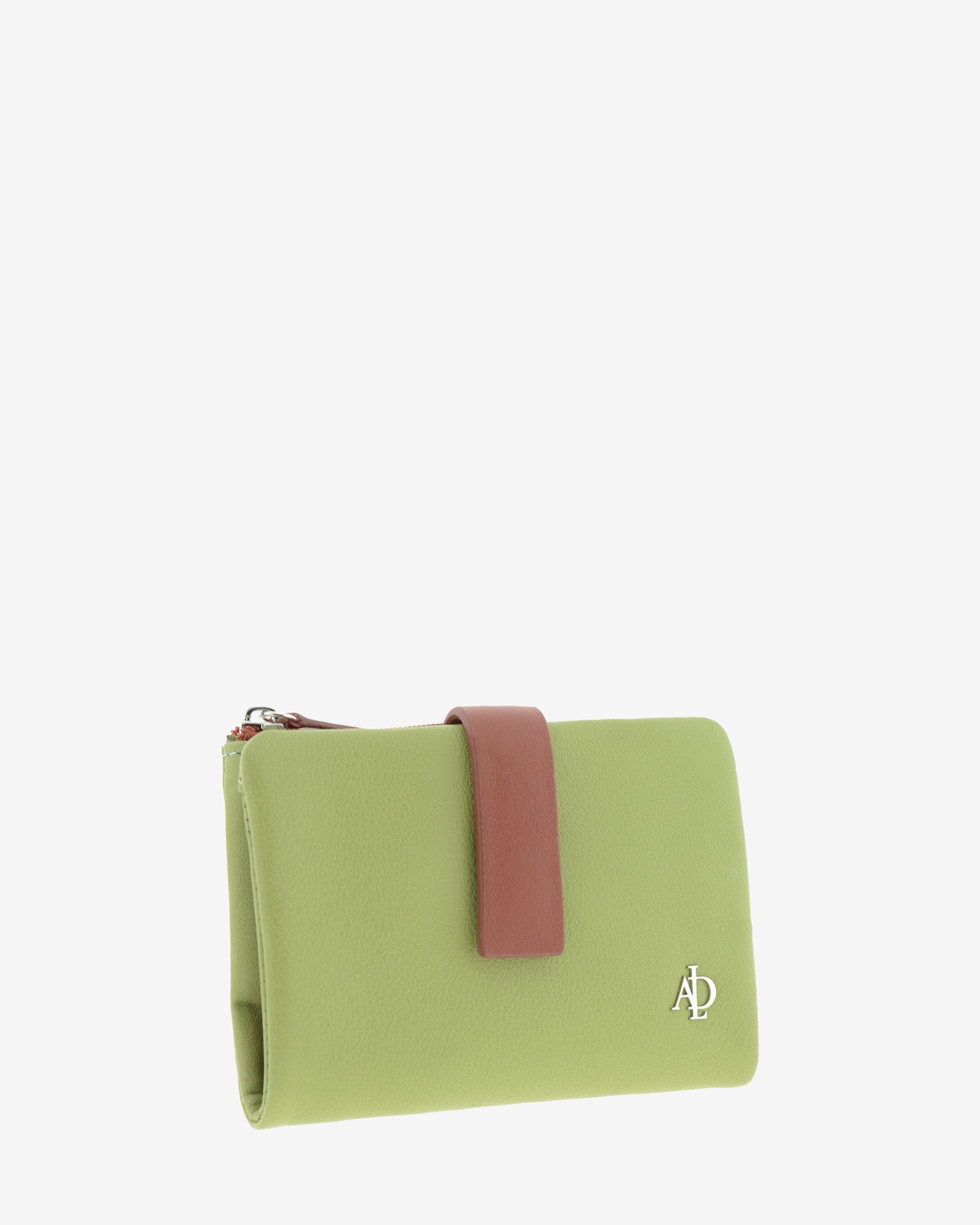 Cartera pequeña de mujer Brisa en color Verde Sage, vista frontal tres cuartos con tira de cierre en contraste y logo metálico Adapell.