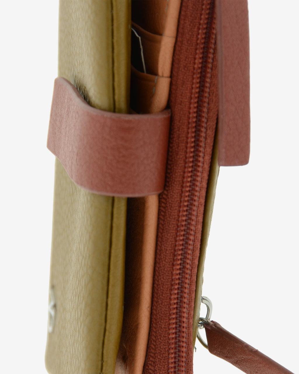 Detalle lateral de la cartera pequeña de mujer Brisa en color Ámbar Ébano, con cierre de solapa y cremallera.
