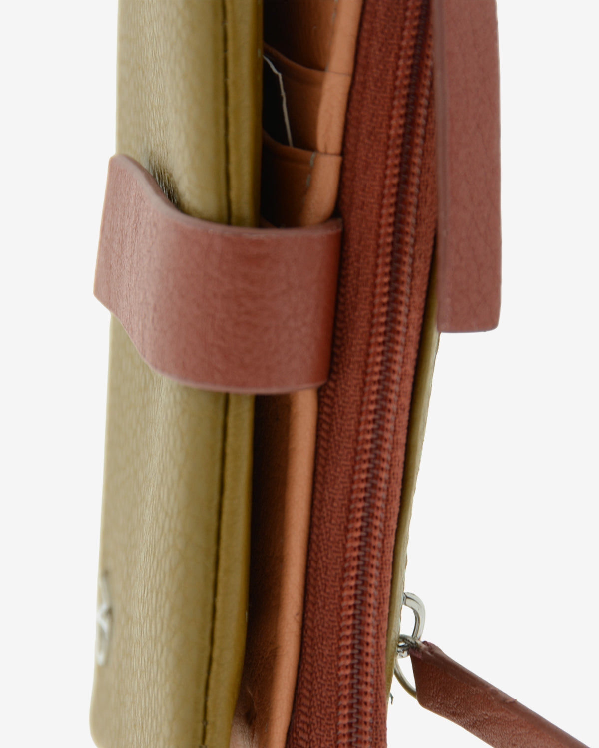 Detalle lateral de la cartera pequeña de mujer Brisa en color Ámbar Ébano, con cierre de solapa y cremallera.