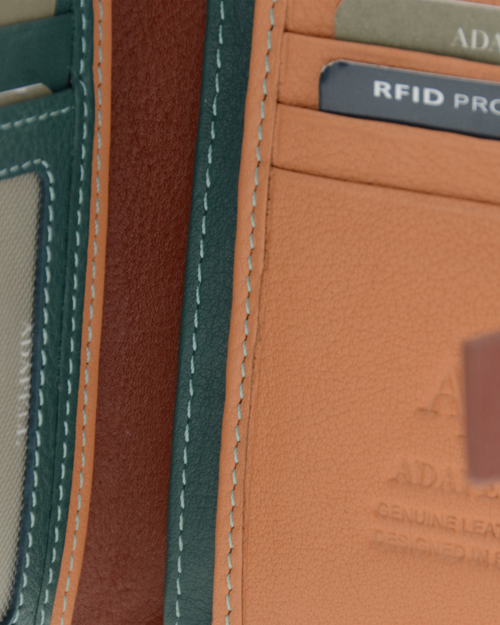 Detalle del interior abierto de la cartera pequeña de mujer Brisa en color Ocean Teal, con ranuras para tarjetas