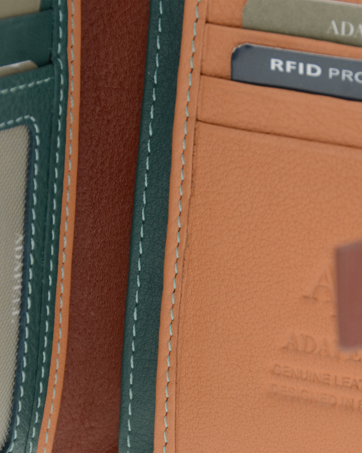 Detalle del interior abierto de la cartera pequeña de mujer Brisa en color Ocean Teal, con ranuras para tarjetas