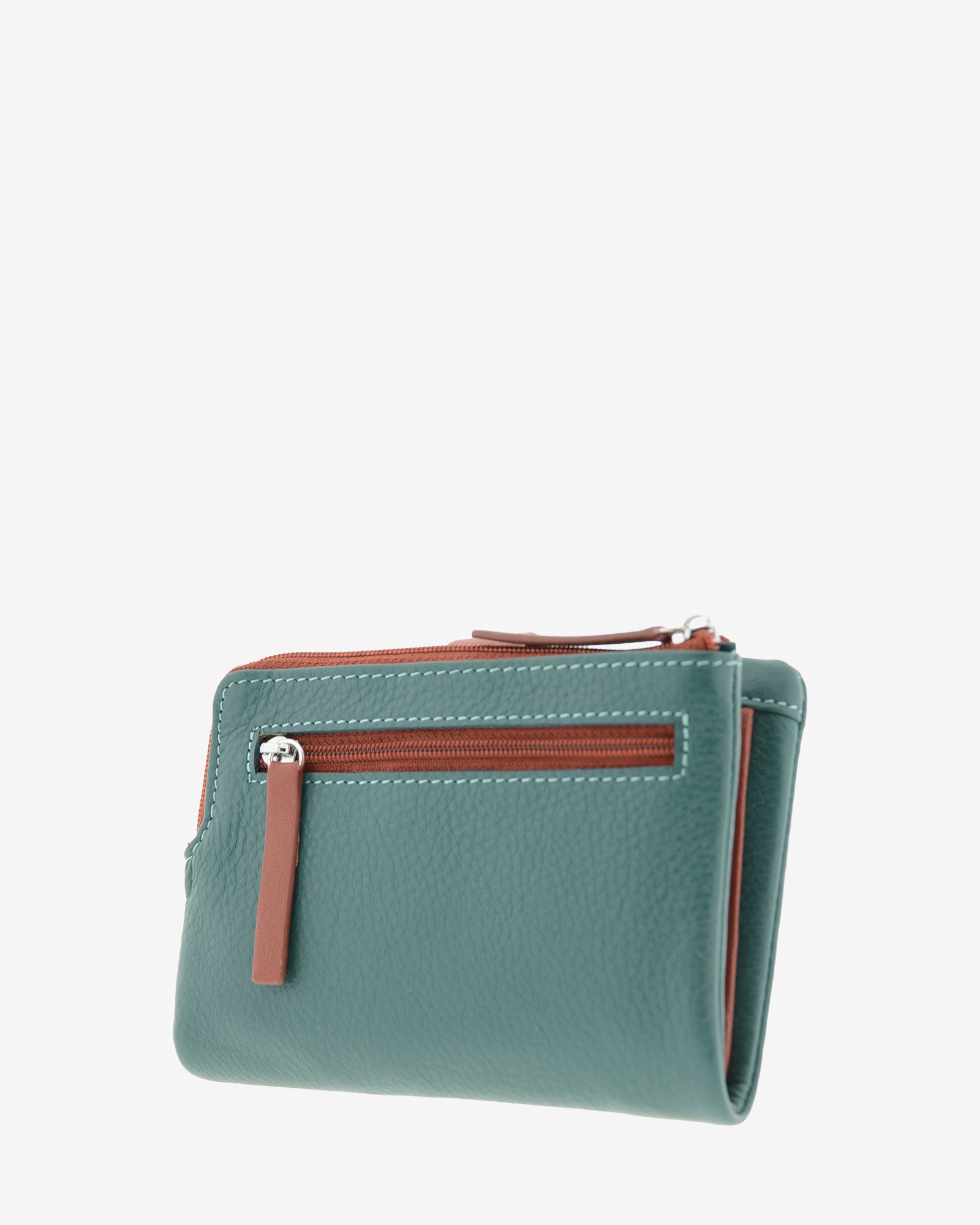 Cartera pequeña de mujer Brisa en color Ocean Teal, vista trasera en tres cuartos con bolsillo exterior con cremallera.