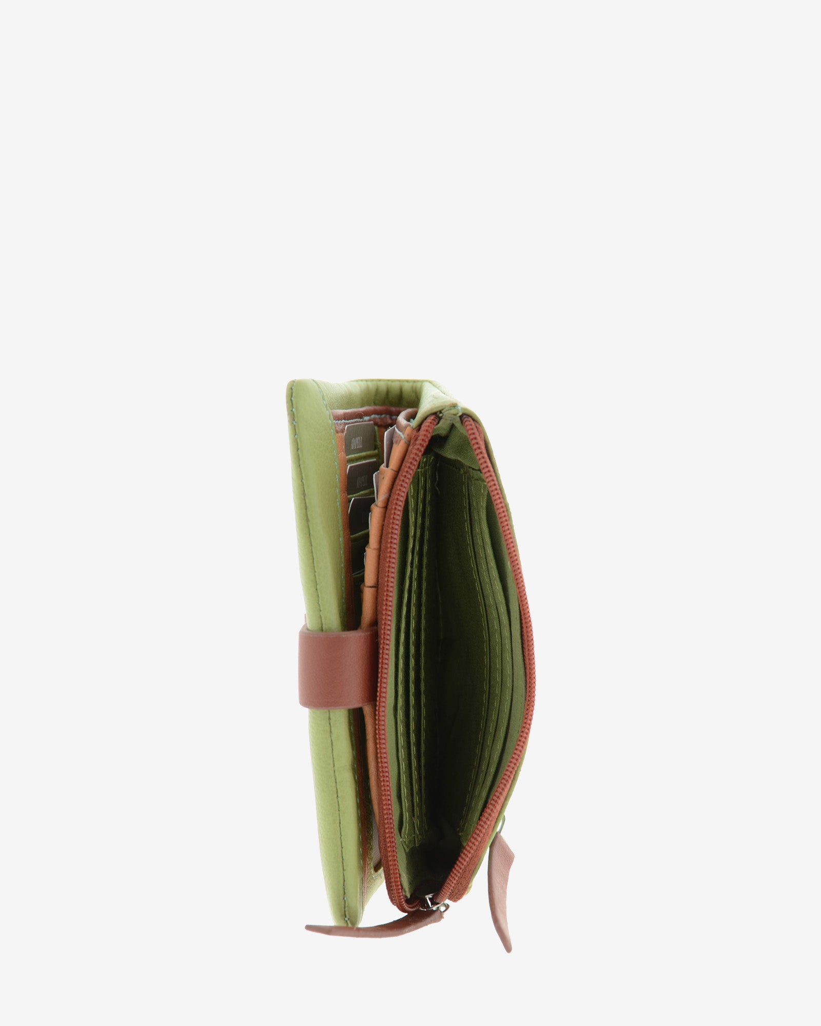 Vista lateral de la cartera pequeña de mujer Brisa en color verde Sage, con monedero de cremallera abierto.
