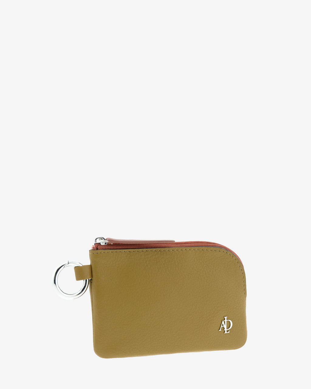 Monedero de mujer Brisa en color Ámbar Ébano, vista frontal en tres cuartos con cremallera, anilla lateral y logo metálico Adapell.