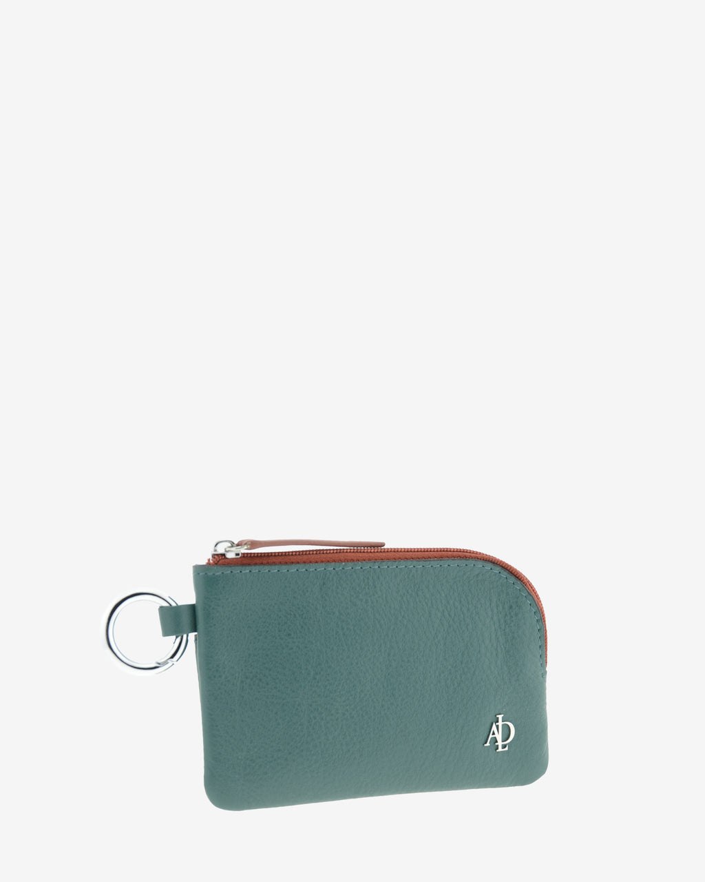 Monedero de mujer Brisa en color Ocean Teal, vista frontal en tres cuartos con cremallera, anilla lateral y logo metálico Adapell.