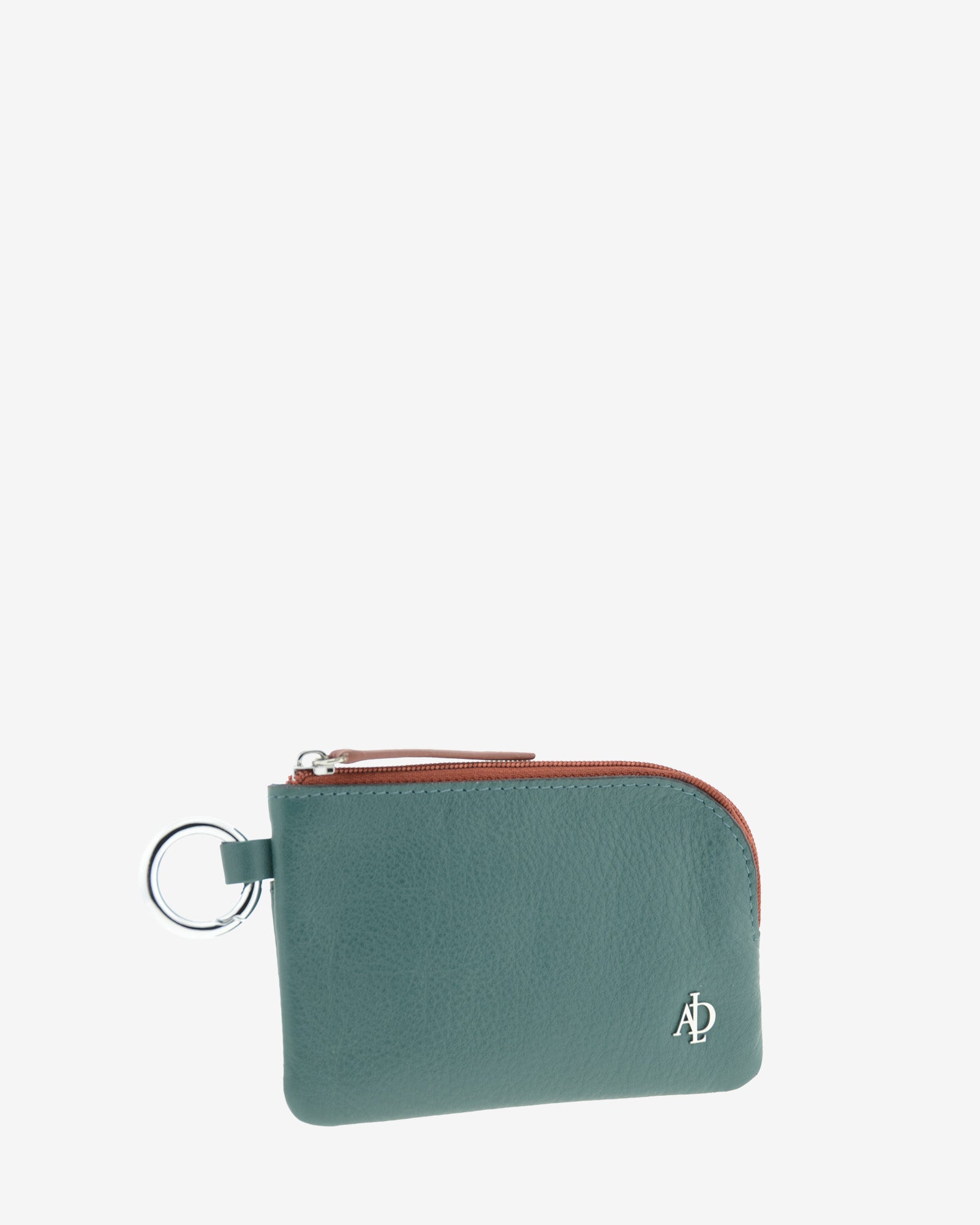 Monedero de mujer Brisa en color Ocean Teal, vista frontal en tres cuartos con cremallera, anilla lateral y logo metálico Adapell.