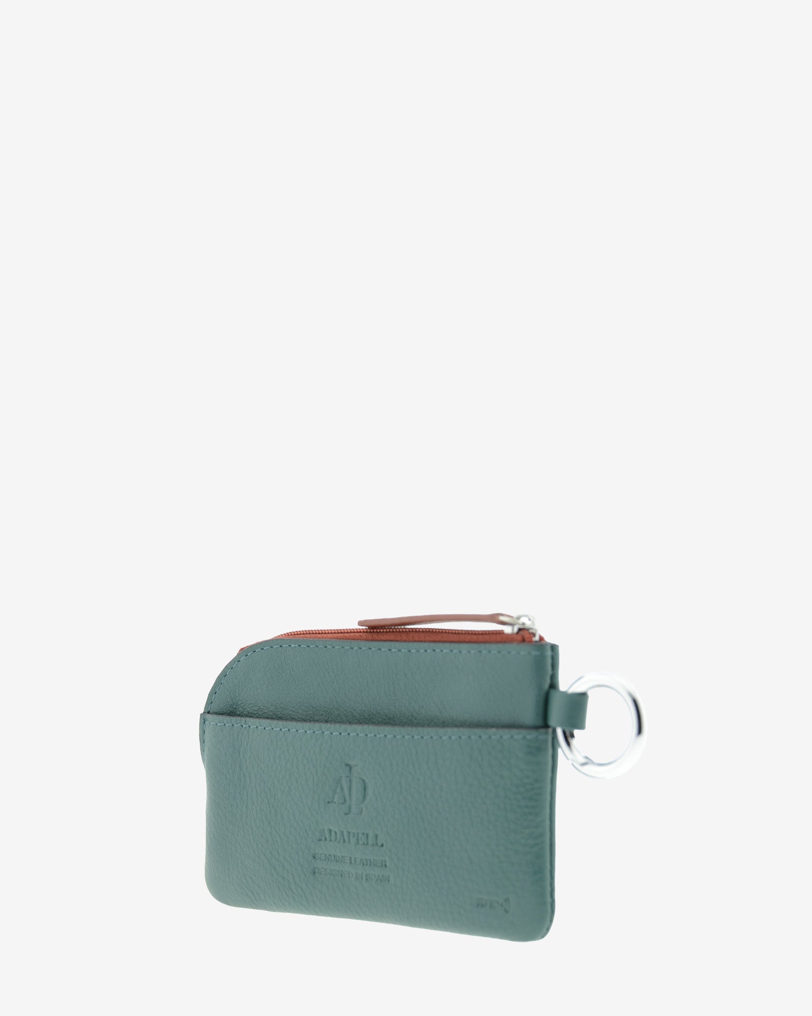 Monedero de mujer Brisa en color Ocean Teal, vista trasera en tres cuartos con bolsillo exterior y anilla metálica lateral.
