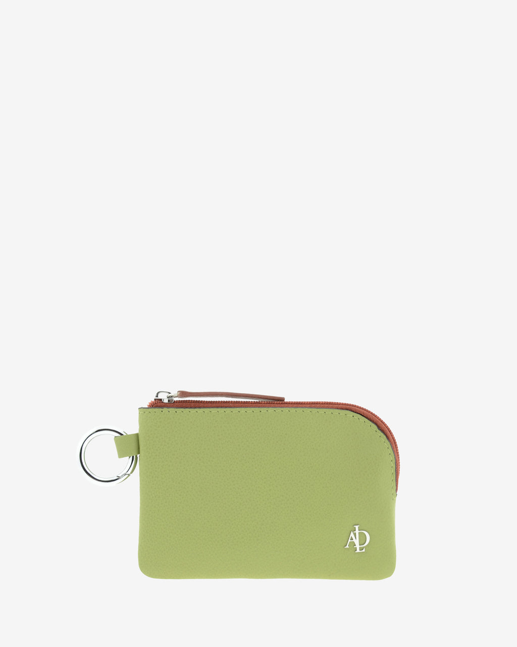 Monedero de mujer Brisa en color Verde Sage, vista frontal con cierre de cremallera, anilla metálica lateral y logo Adapell.