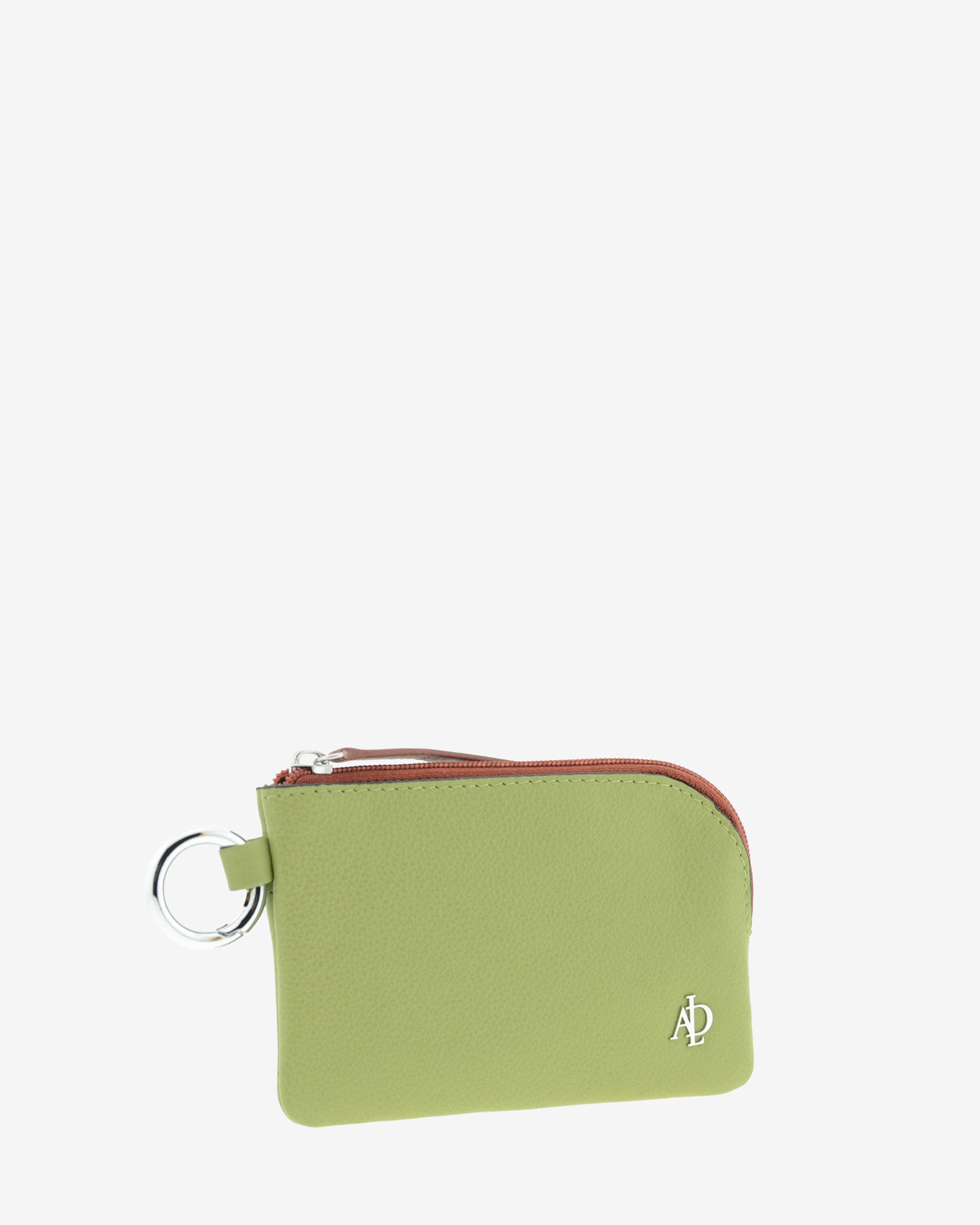 Monedero de mujer Brisa en color Verde Sage, vista frontal en tres cuartos con cremallera, anilla lateral y logo metálico Adapell.