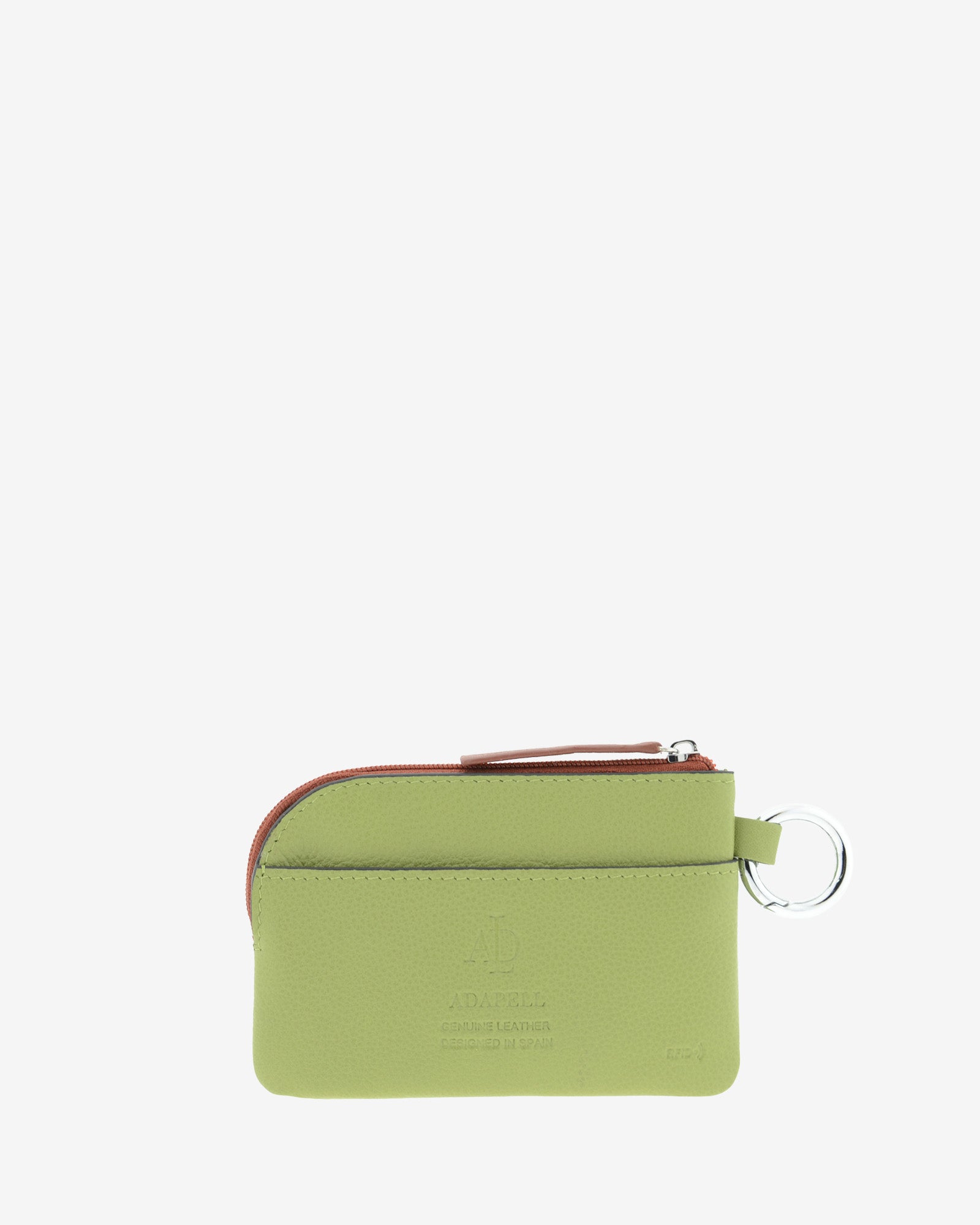 Monedero de mujer Brisa en color Verde Sage, vista trasera con bolsillo exterior posterior, cremallera y anilla metálica lateral.