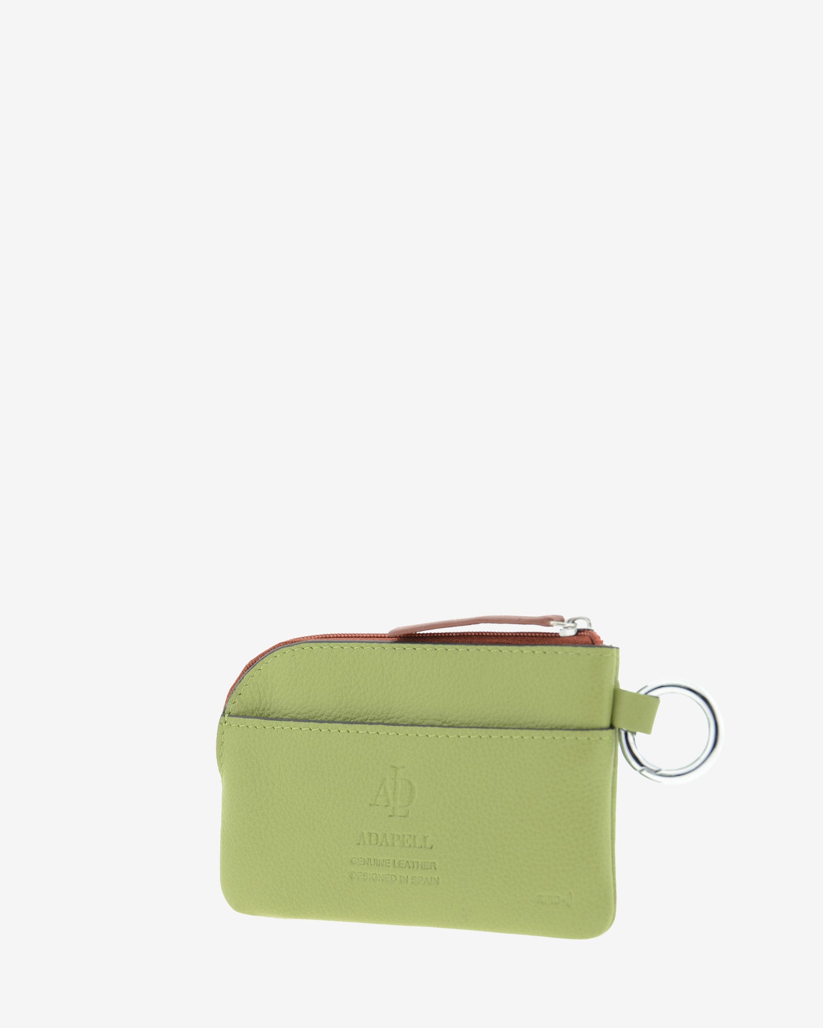 Monedero de mujer Brisa en color Verde Sage, vista trasera en tres cuartos con bolsillo exterior y anilla metálica lateral.