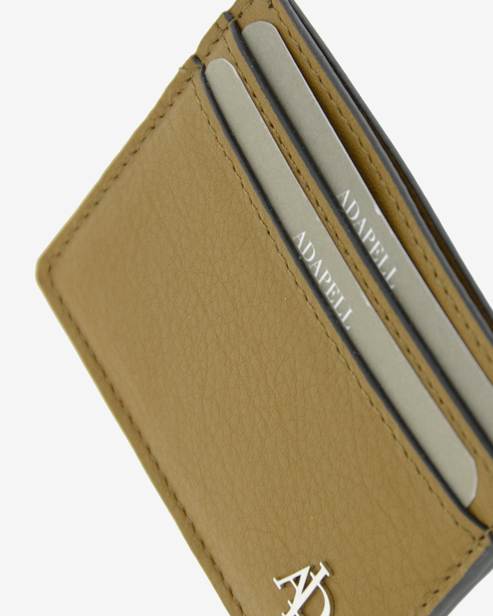 Detalle de las ranuras para tarjetas, la textura de la piel y el logo metálico Adapell del tarjetero Brisa en color Ámbar Ébano.