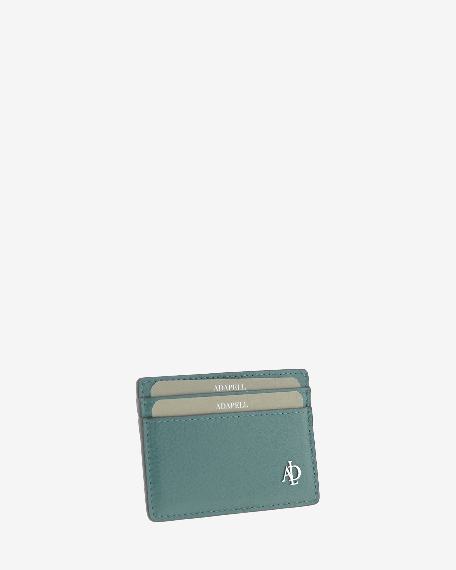 Tarjetero de mujer Brisa en color Ocean Teal, vista frontal en tres cuartos con dos ranuras para tarjetas y logo metálico Adapell.
