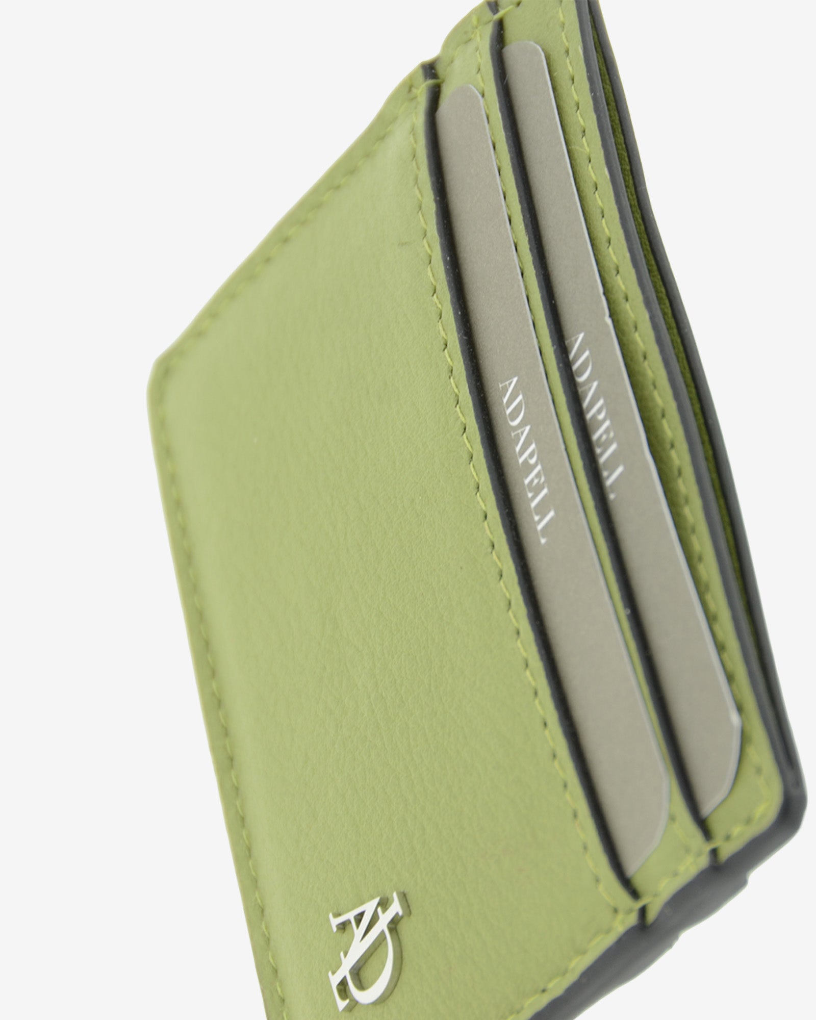 Detalle de las ranuras para tarjetas, la textura de la piel y el logo metálico Adapell del tarjetero Brisa en color Verde Sage.