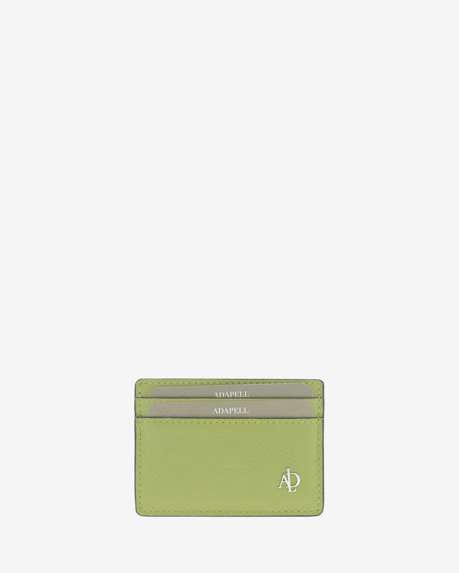 Tarjetero de mujer Brisa en color Verde Sage, vista frontal con dos ranuras para tarjetas y logo metálico Adapell.