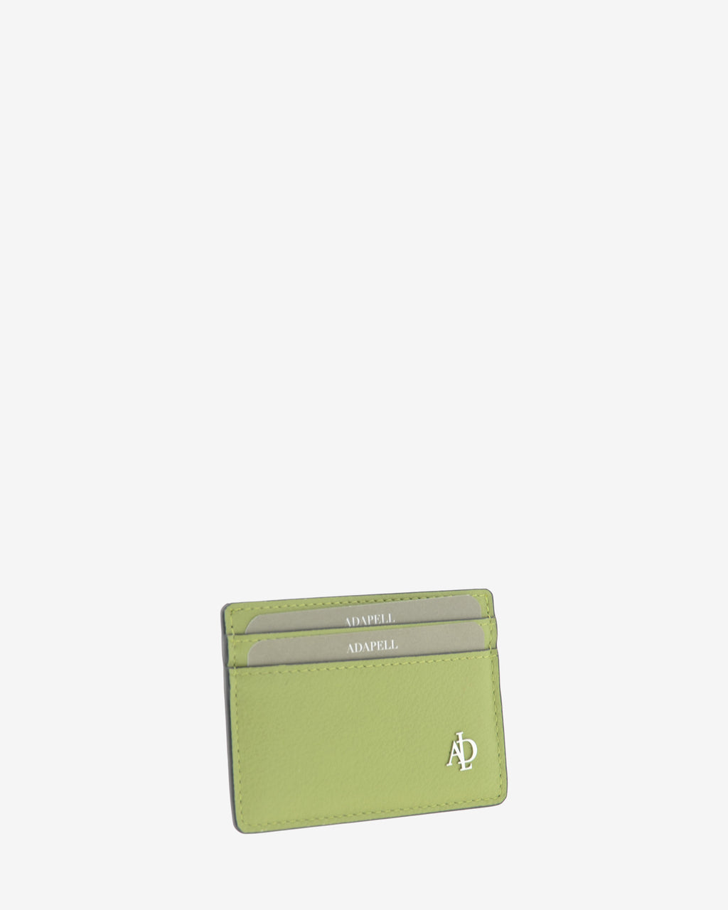 Tarjetero de mujer Brisa en color Verde Sage, vista frontal en tres cuartos con dos ranuras para tarjetas y logo metálico Adapell.