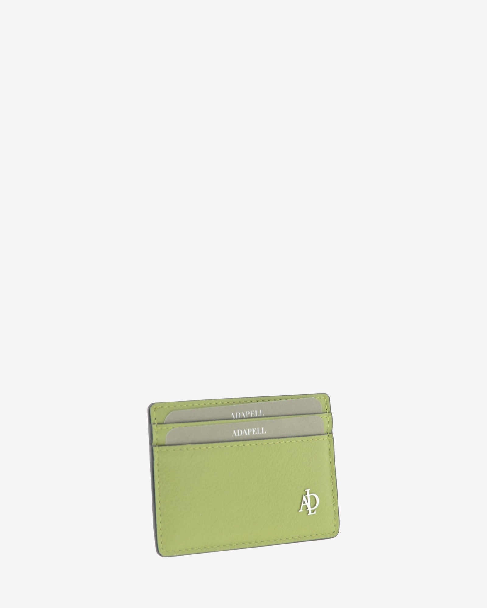 Tarjetero de mujer Brisa en color Verde Sage, vista frontal en tres cuartos con dos ranuras para tarjetas y logo metálico Adapell.