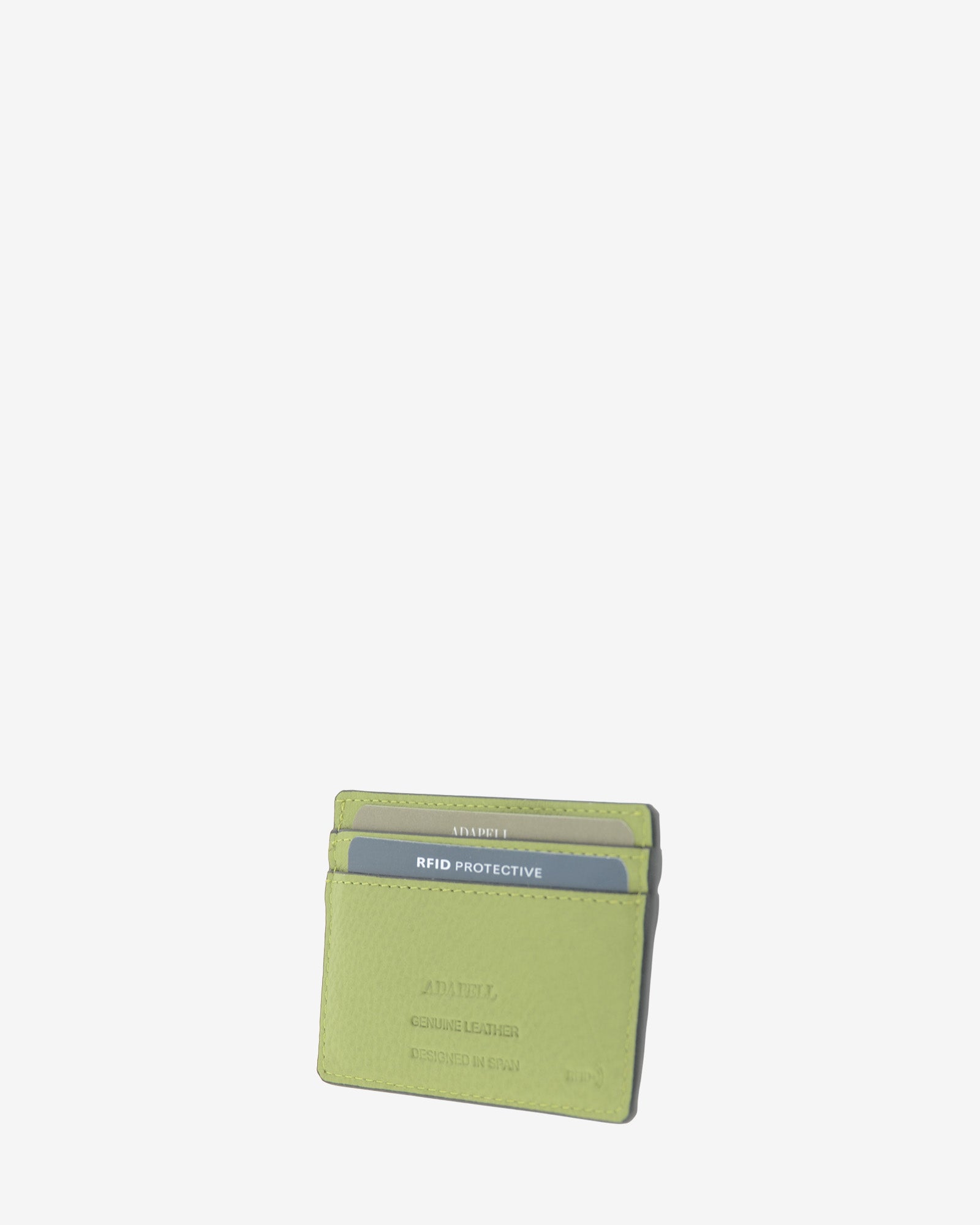 Tarjetero de mujer Brisa en color Verde Sage, vista trasera en tres cuartos con dos ranuras para tarjetas y grabado Adapell.