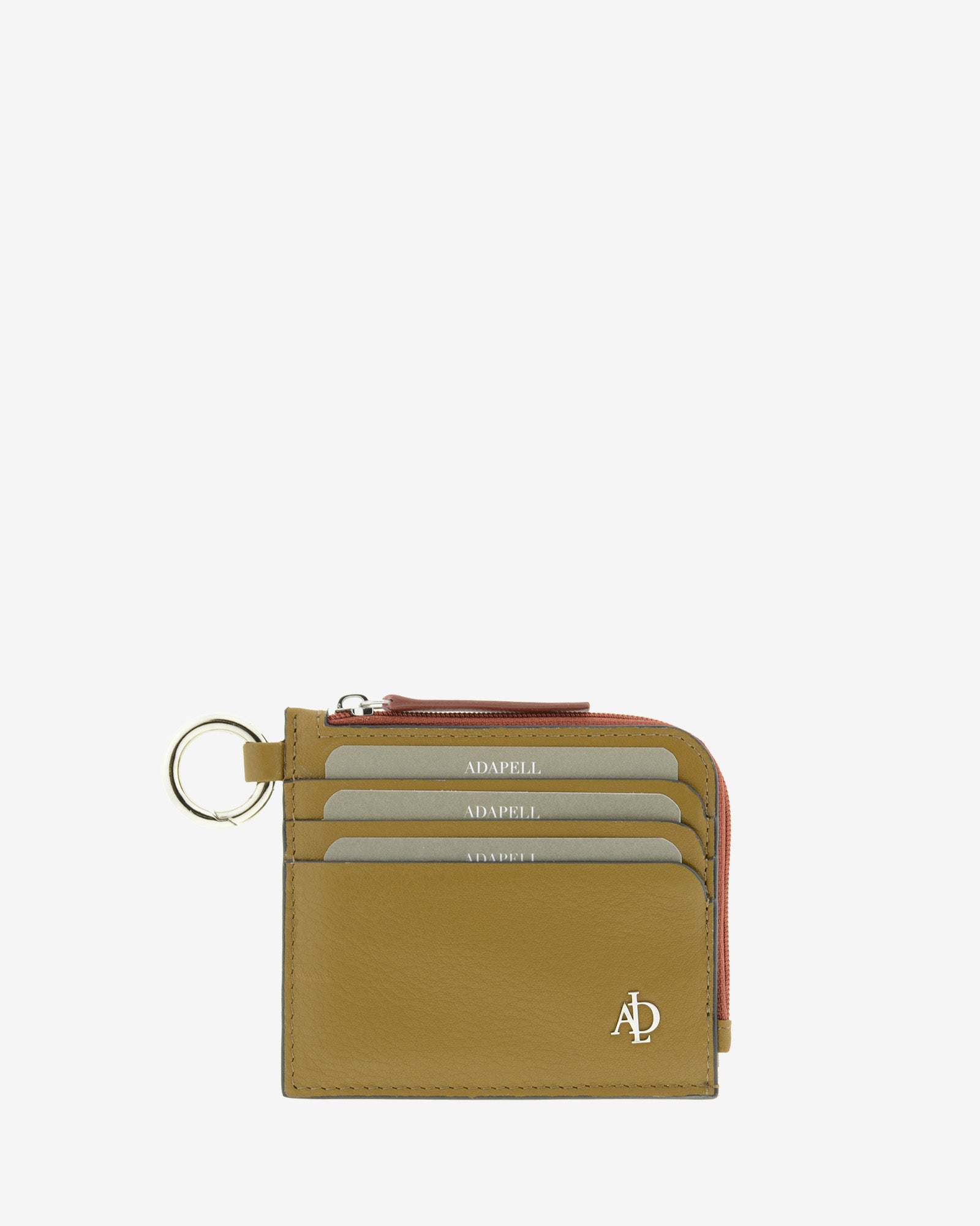 Tarjetero de mujer Brisa en color Ámbar Ébano, vista frontal con tres ranuras exteriores para tarjetas, anilla metálica, cremallera y logo Adapell.