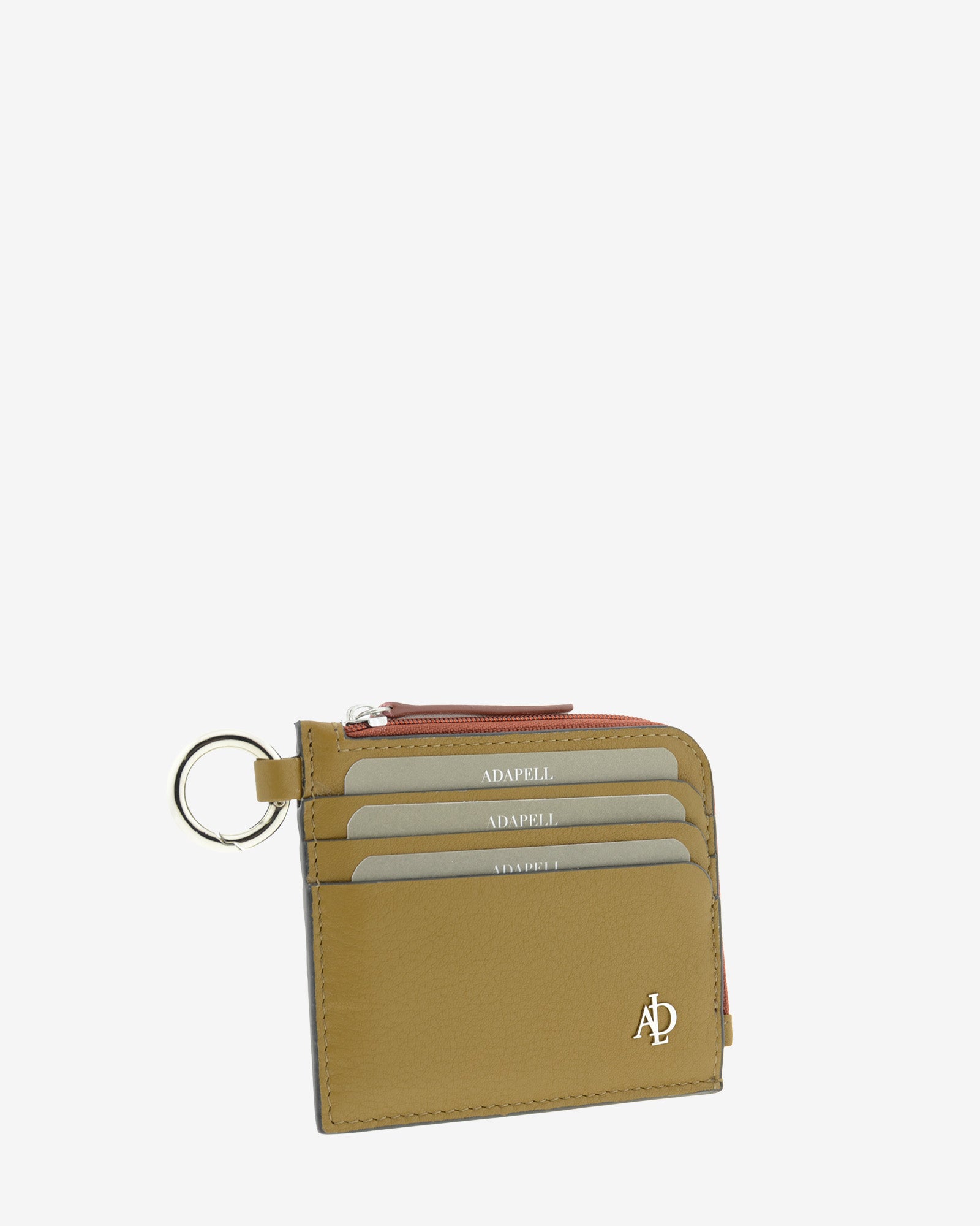 Tarjetero de mujer Brisa en color Ámbar Ébano, vista frontal en tres cuartos con ranuras para tarjetas, anilla lateral, cremallera y logo metálico Adapell.