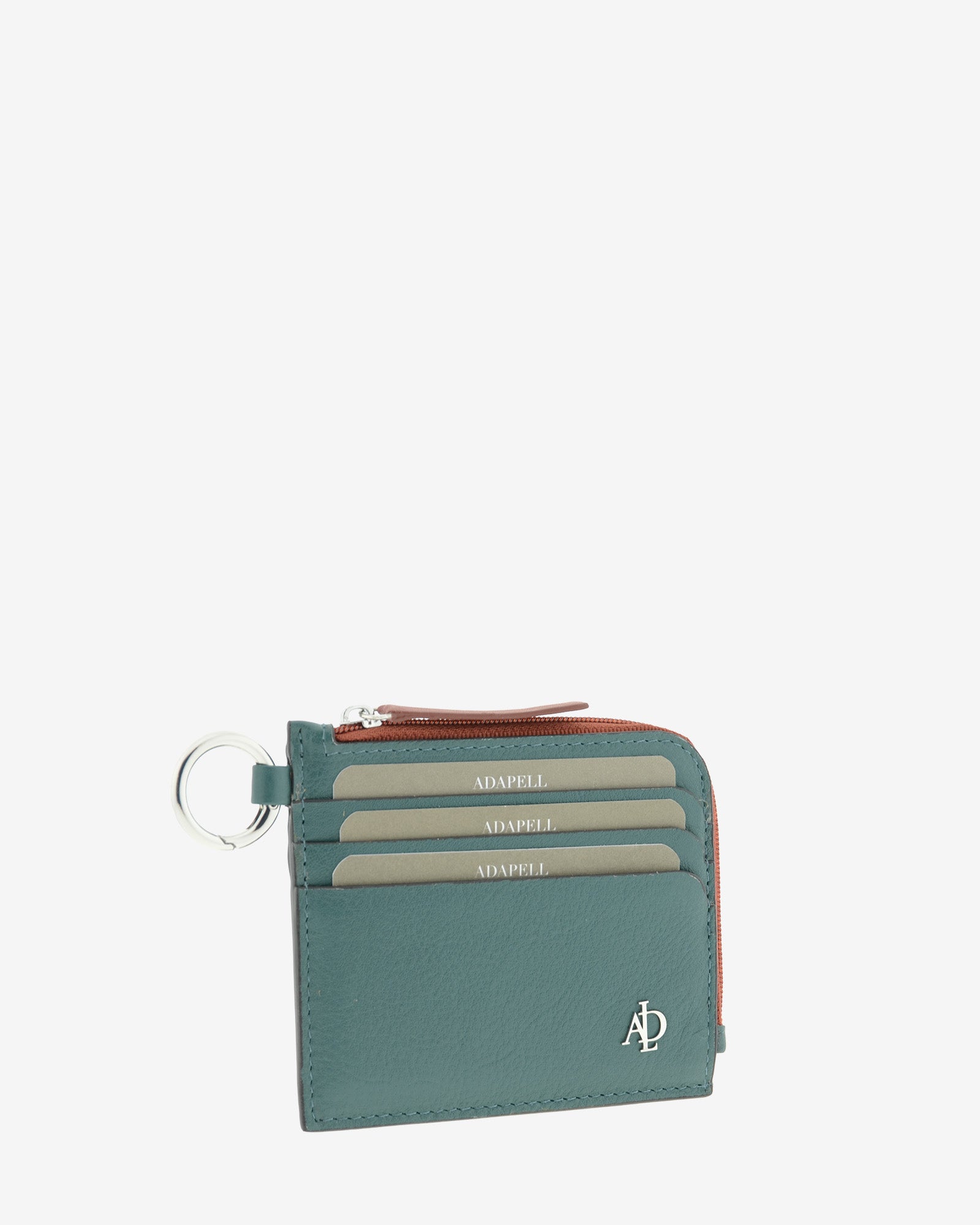 Tarjetero de mujer Brisa en color Ocean Teal, vista frontal en tres cuartos con ranuras para tarjetas, anilla lateral, cremallera y logo metálico Adapell.