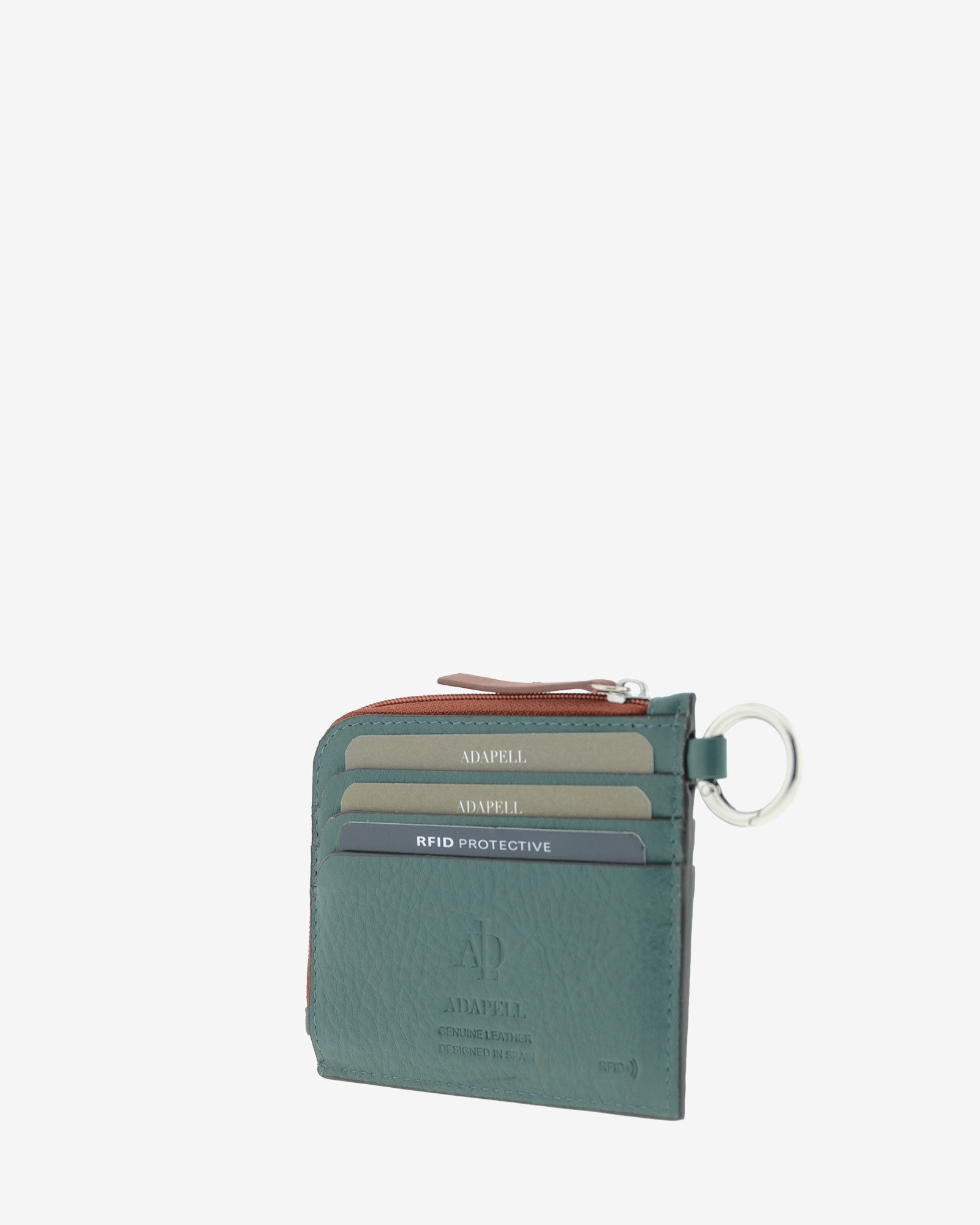Tarjetero de mujer Brisa en color Ocean Teal, vista trasera en tres cuartos con ranuras exteriores para tarjetas, anilla metálica y cremallera.