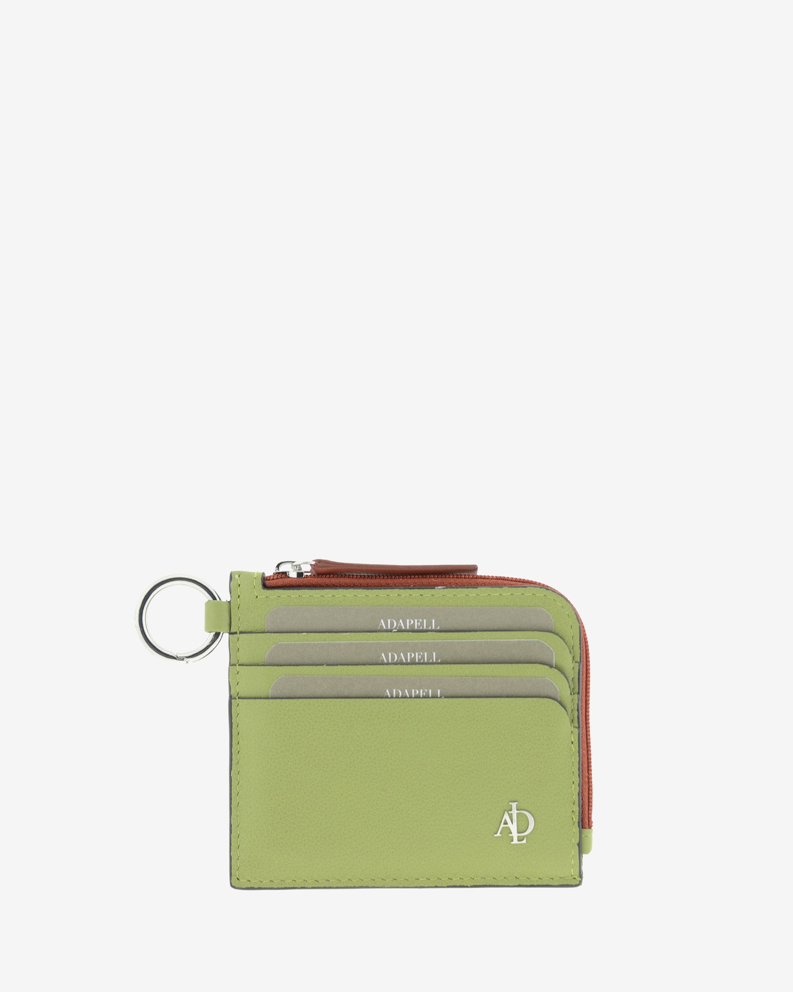 Tarjetero de mujer Brisa en color Verde Sage, vista frontal con tres ranuras exteriores para tarjetas, anilla metálica, cremallera y logo Adapell.