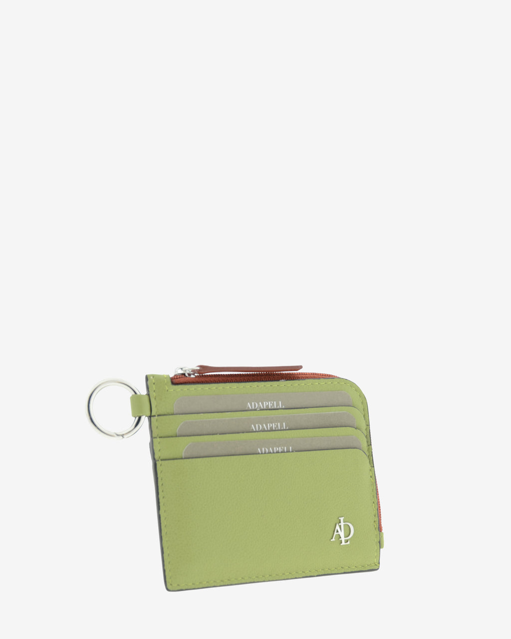 Tarjetero de mujer Brisa en color Verde Sage, vista frontal en tres cuartos con ranuras para tarjetas, anilla lateral, cremallera y logo metálico Adapell.