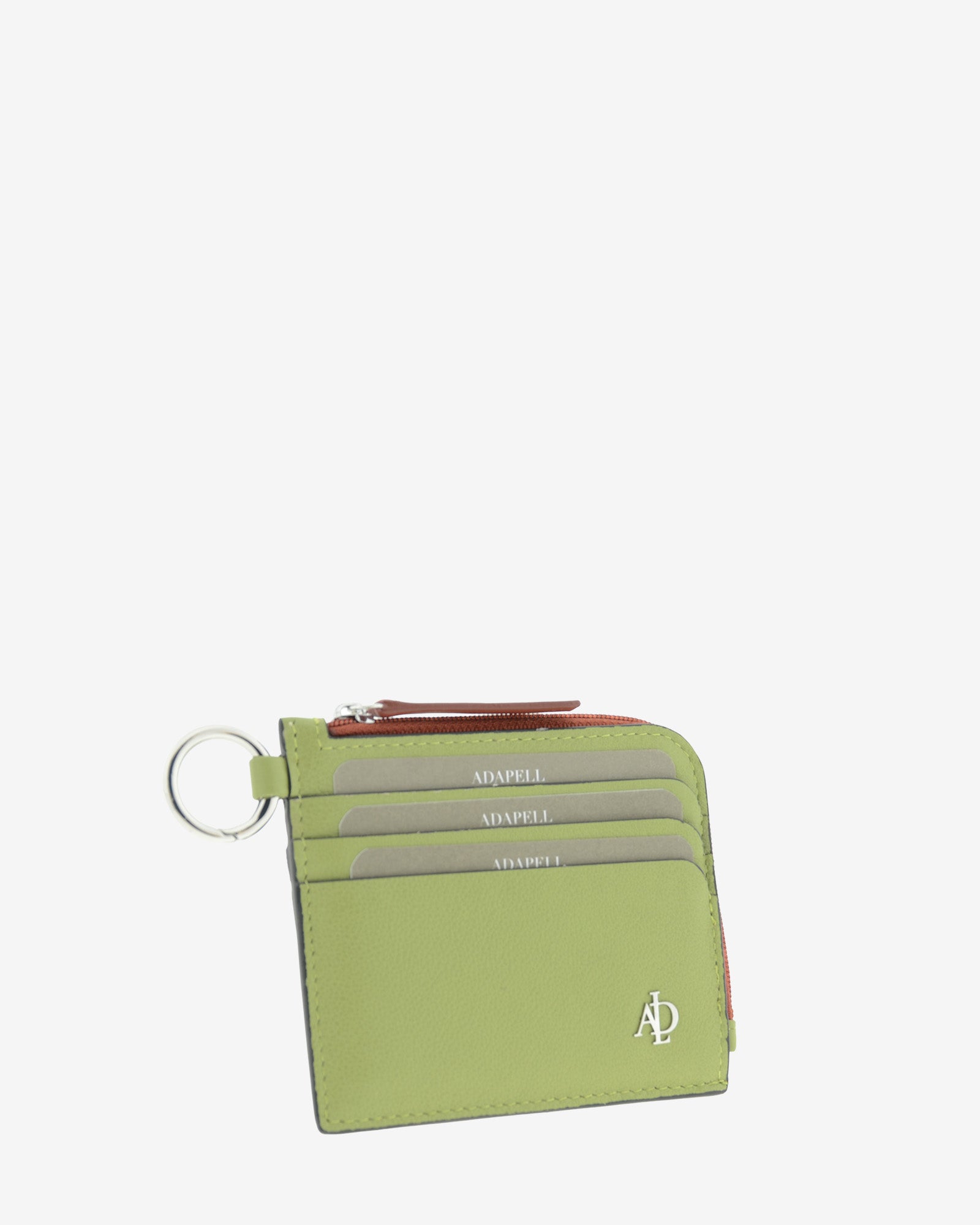 Tarjetero de mujer Brisa en color Verde Sage, vista frontal en tres cuartos con ranuras para tarjetas, anilla lateral, cremallera y logo metálico Adapell.