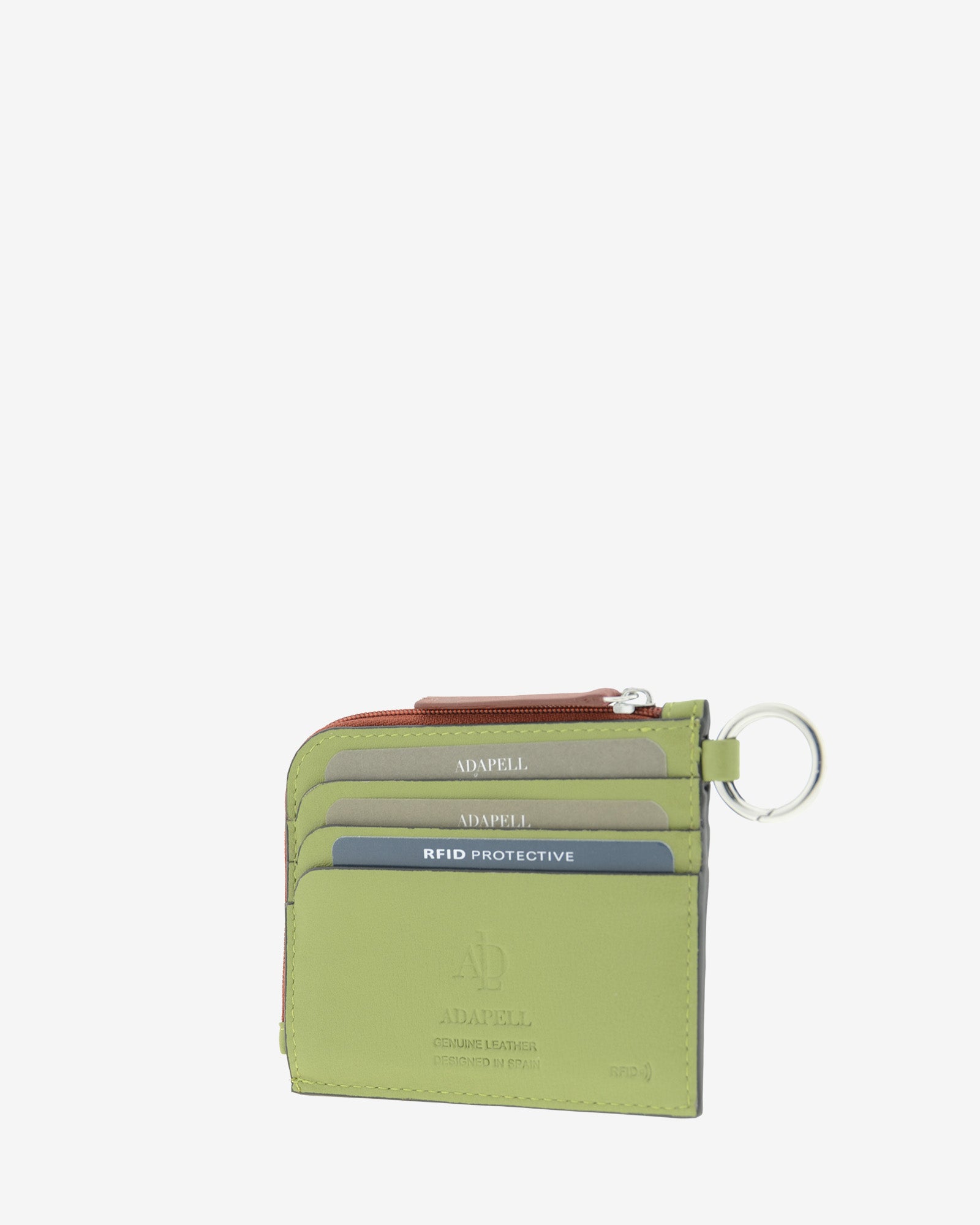 Tarjetero de mujer Brisa en color Verde Sage, vista trasera en tres cuartos con ranuras exteriores para tarjetas, anilla metálica y cremallera.